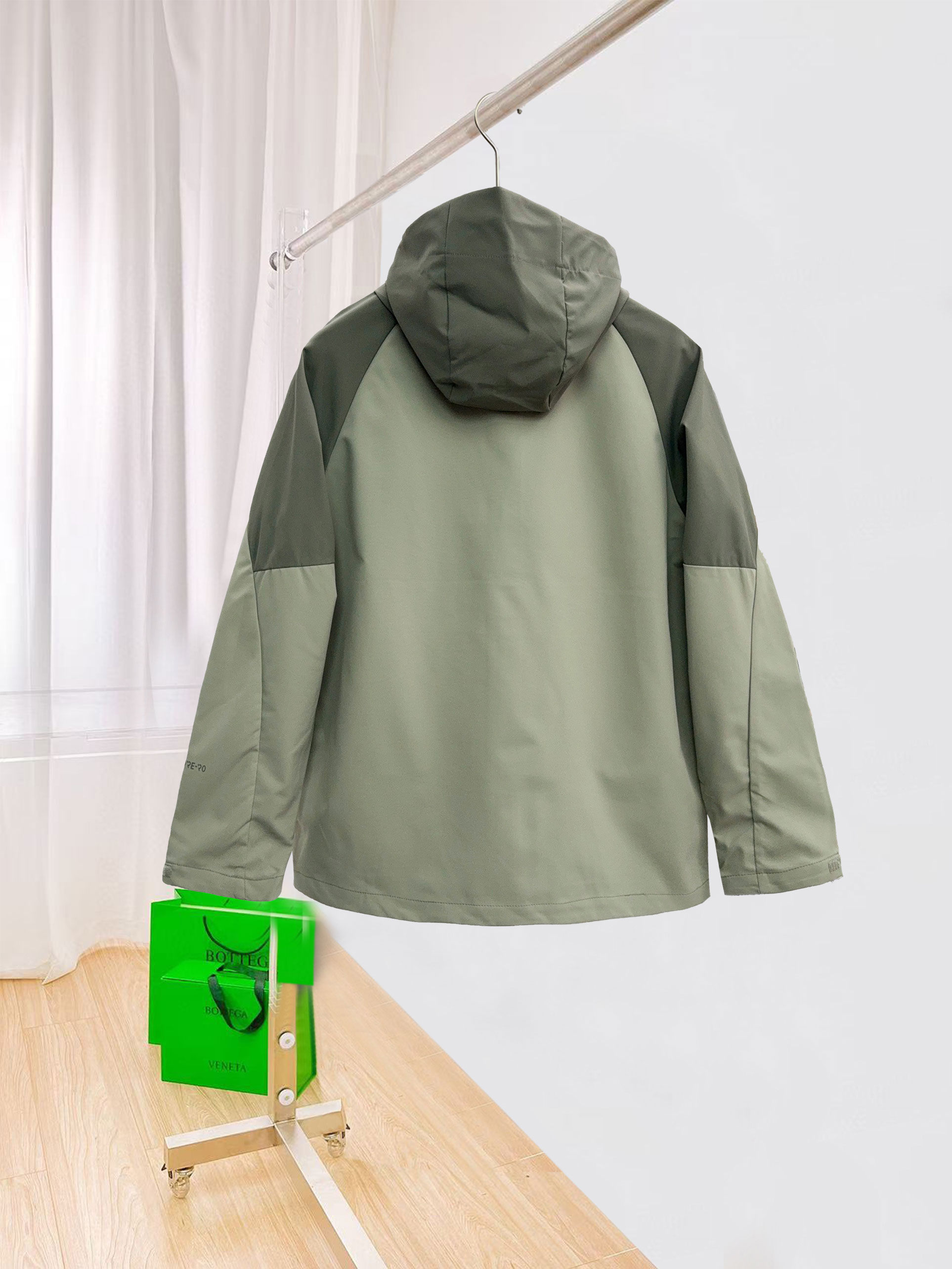 始祖鸟。2025最新款秋冬男士新品 ！连帽更是秋冬衣橱里必不可少的一件！胸口LOGO 视觉更立体有型，经