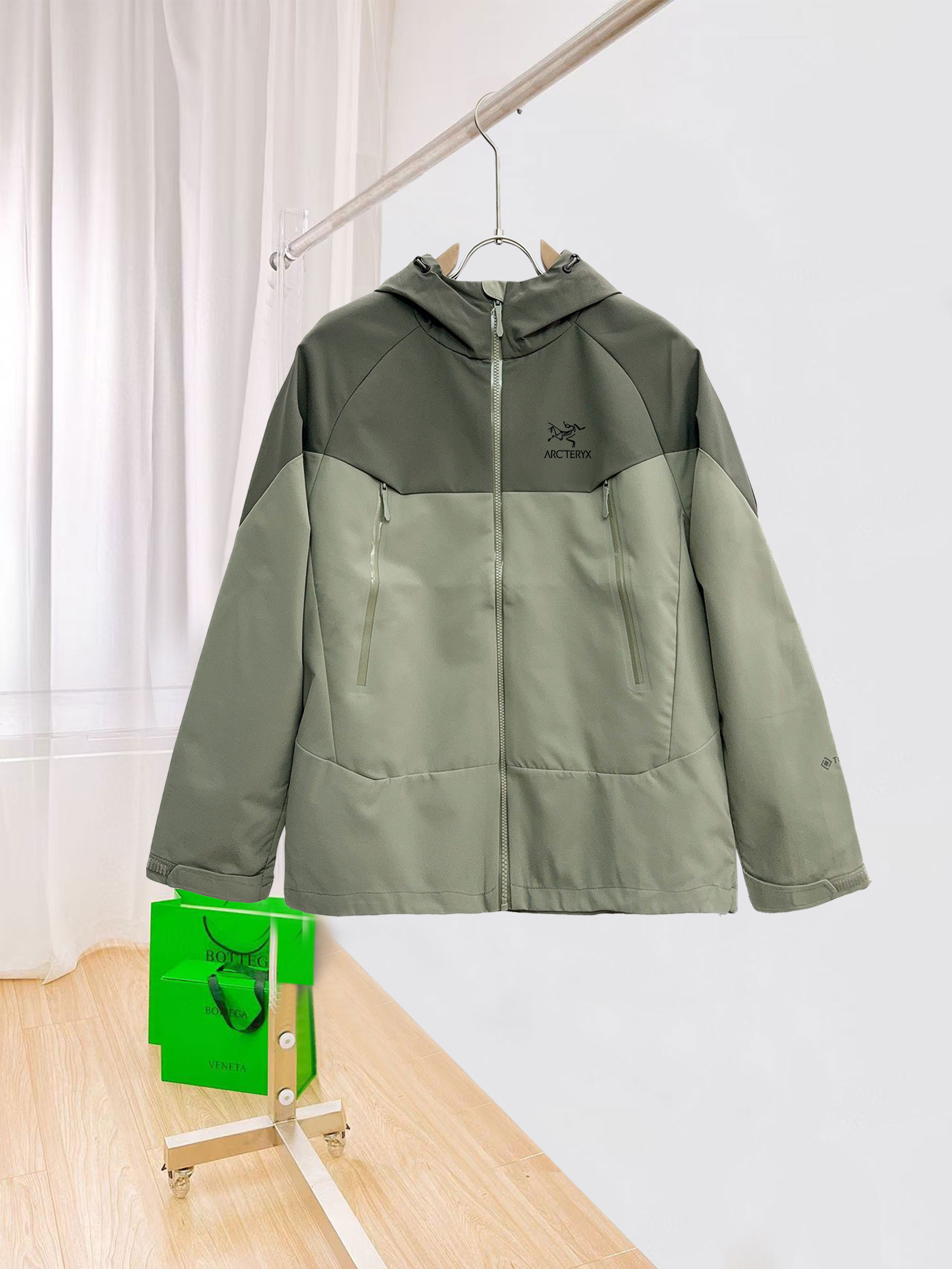 始祖鸟。2025最新款秋冬男士新品 ！连帽更是秋冬衣橱里必不可少的一件！胸口LOGO 视觉更立体有型，经