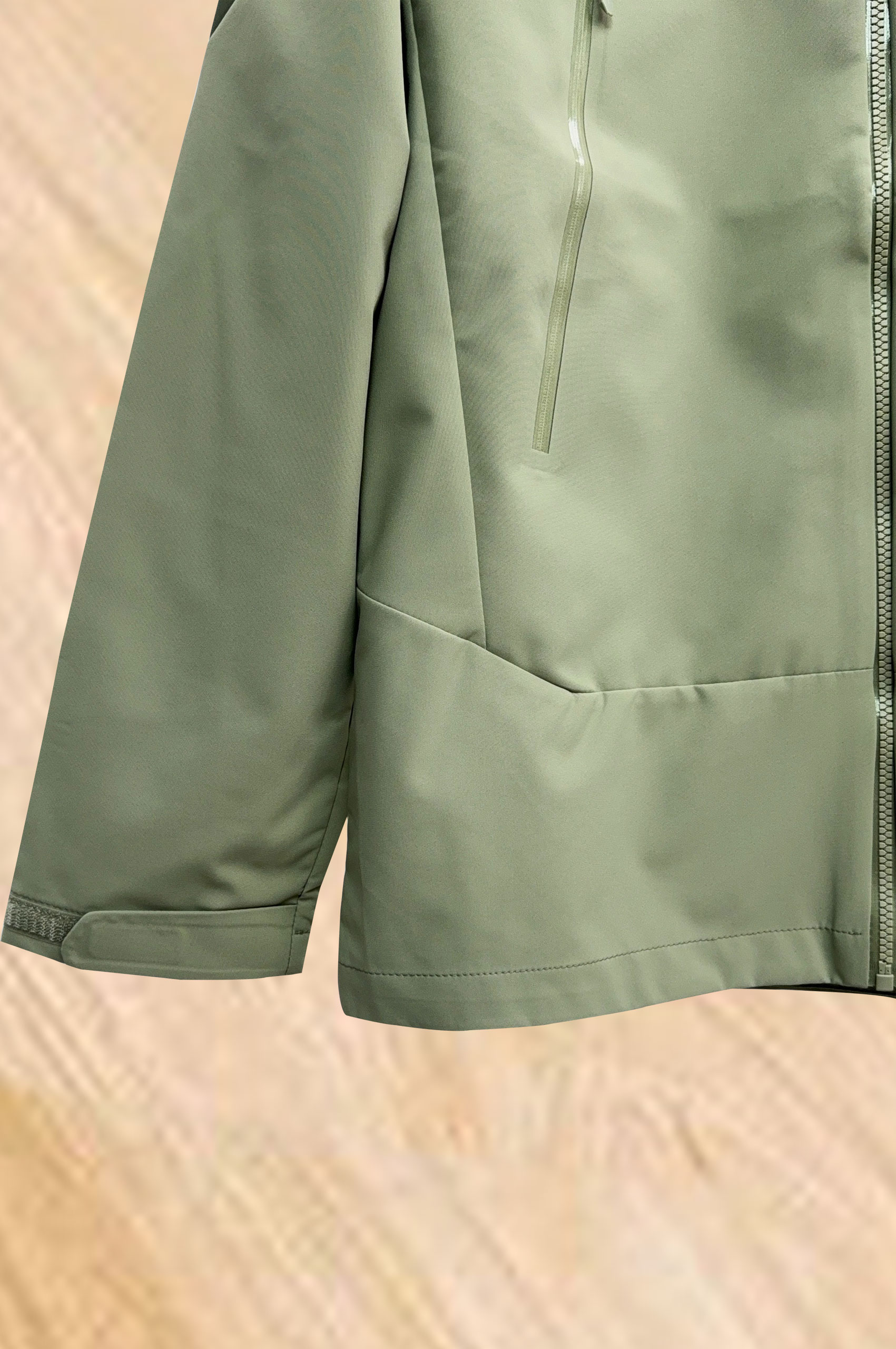 始祖鸟。2025最新款秋冬男士新品 ！连帽更是秋冬衣橱里必不可少的一件！胸口LOGO 视觉更立体有型，经