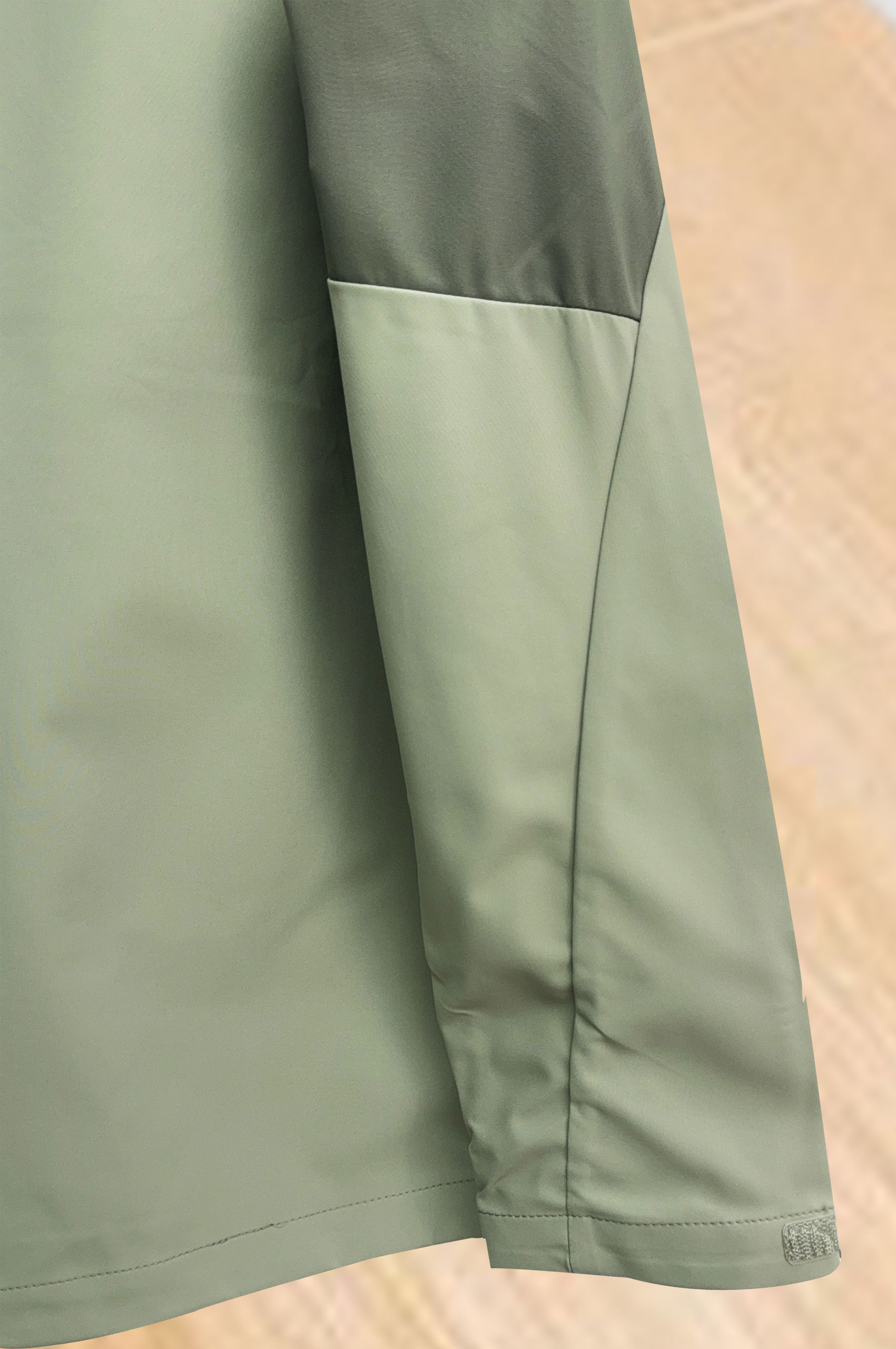 始祖鸟。2025最新款秋冬男士新品 ！连帽更是秋冬衣橱里必不可少的一件！胸口LOGO 视觉更立体有型，经