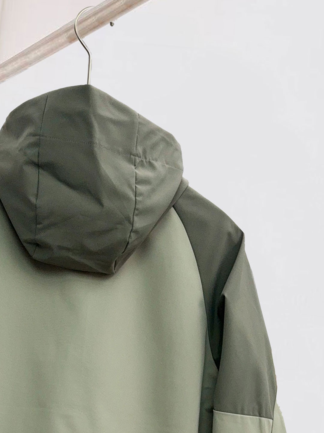 始祖鸟。2025最新款秋冬男士新品 ！连帽更是秋冬衣橱里必不可少的一件！胸口LOGO 视觉更立体有型，经