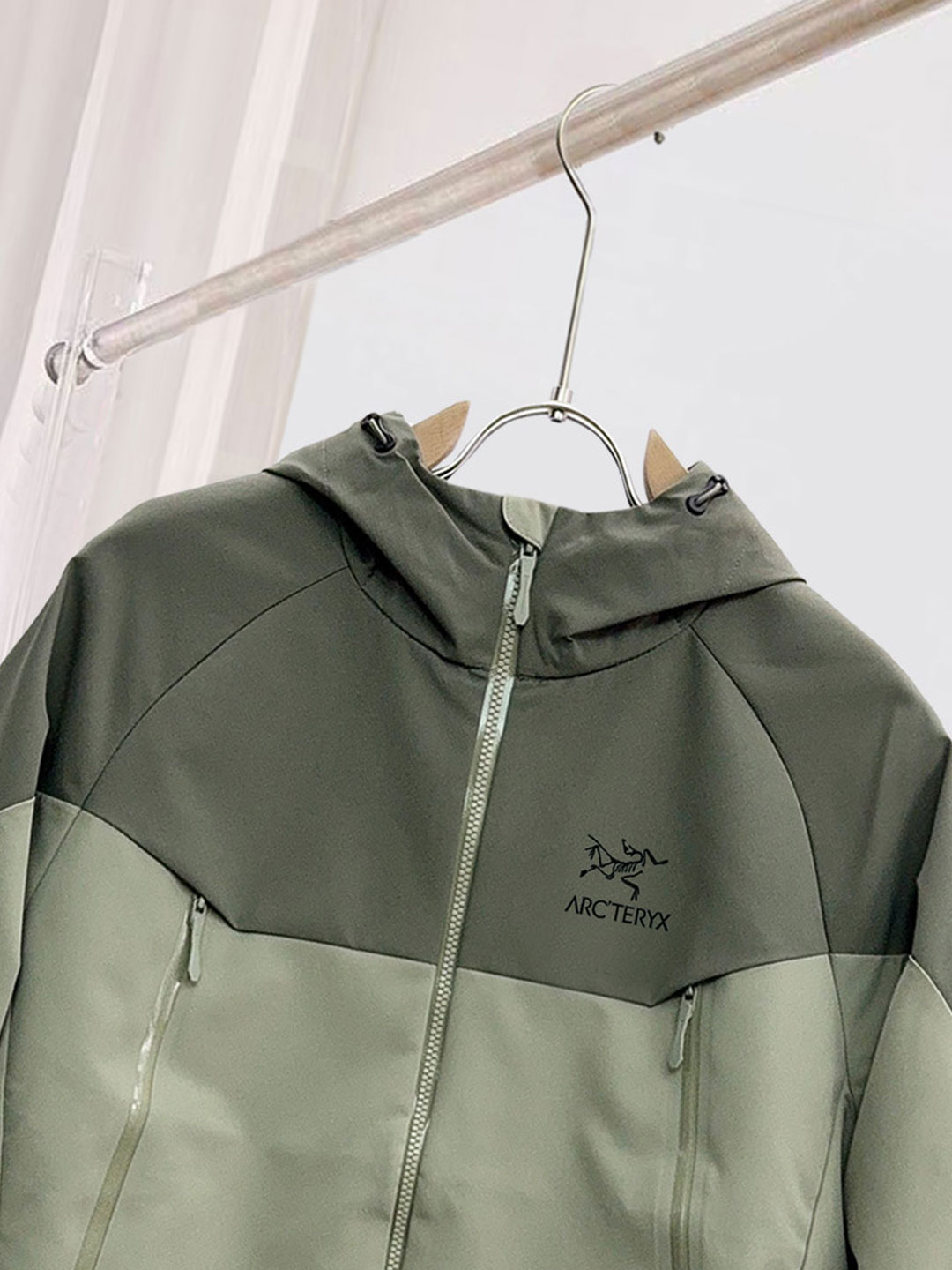 始祖鸟。2025最新款秋冬男士新品 ！连帽更是秋冬衣橱里必不可少的一件！胸口LOGO 视觉更立体有型，经