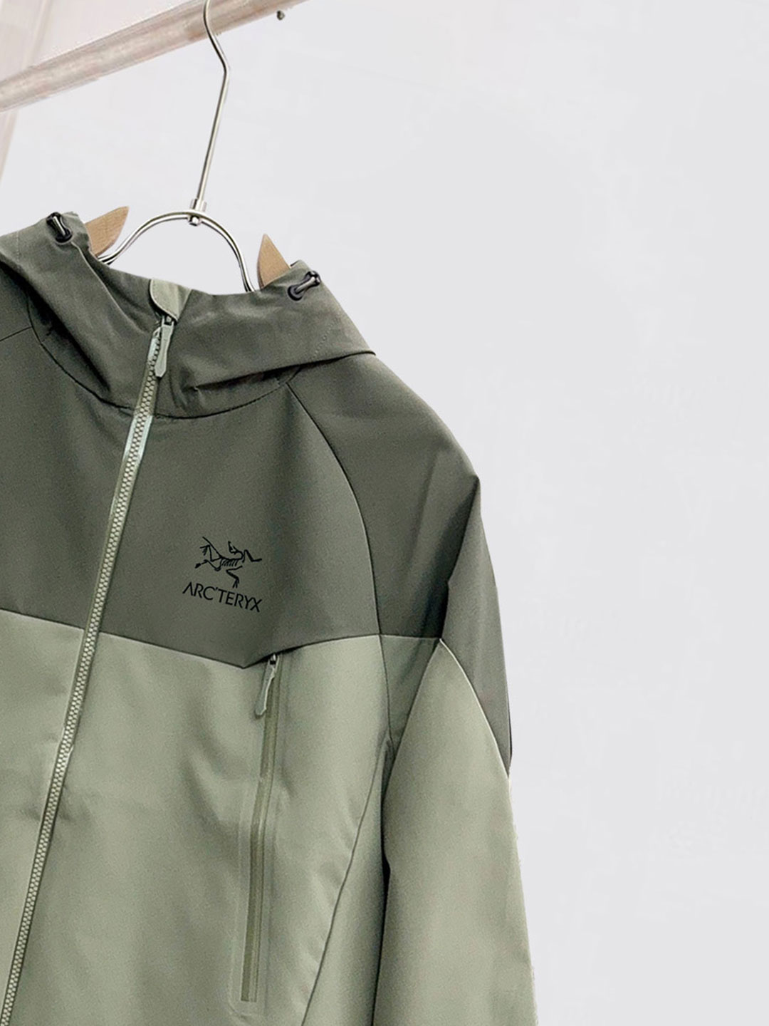 始祖鸟。2025最新款秋冬男士新品 ！连帽更是秋冬衣橱里必不可少的一件！胸口LOGO 视觉更立体有型，经