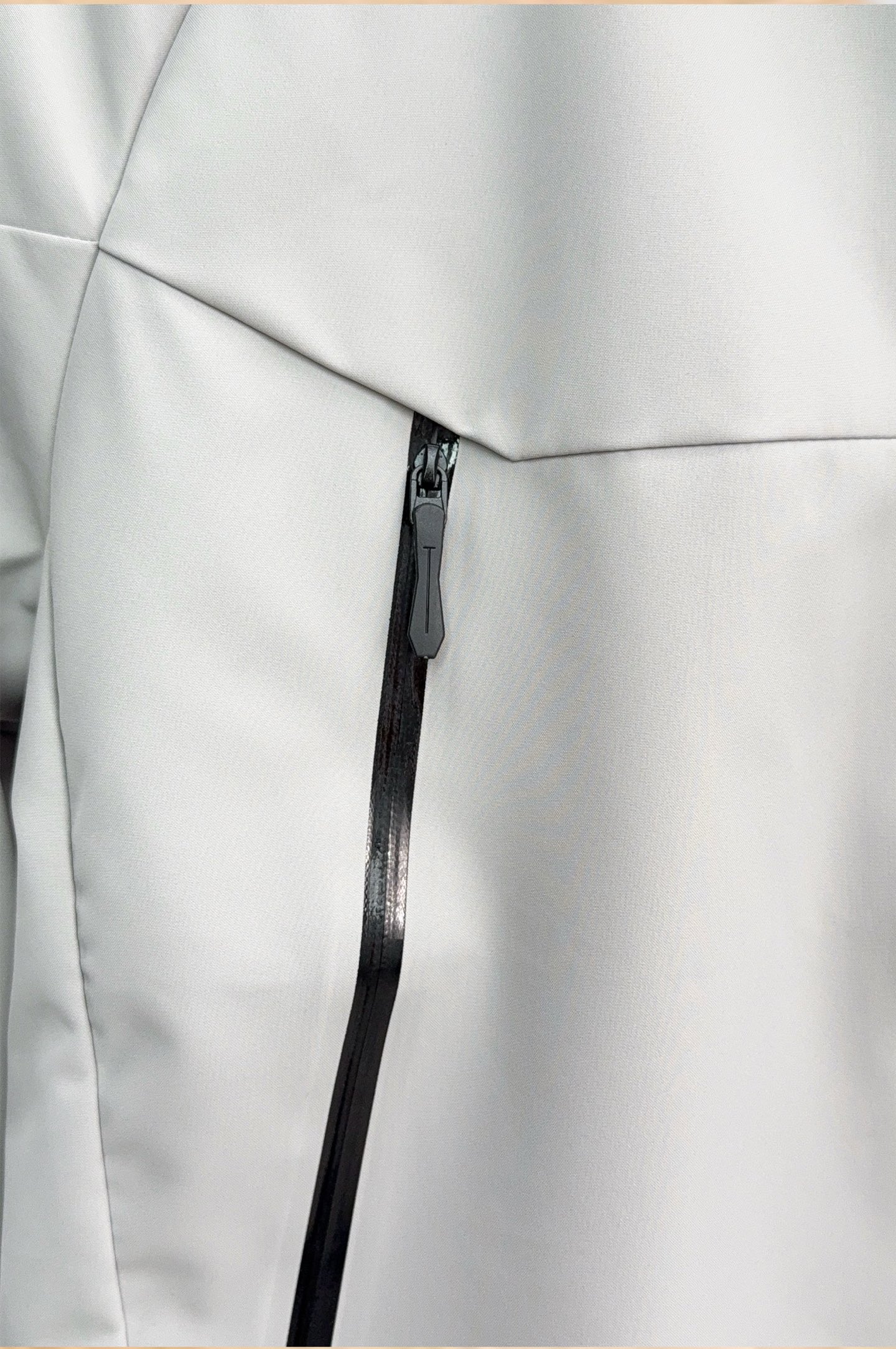 始祖鸟。2025最新款秋冬男士新品 ！连帽更是秋冬衣橱里必不可少的一件！胸口LOGO 视觉更立体有型，经