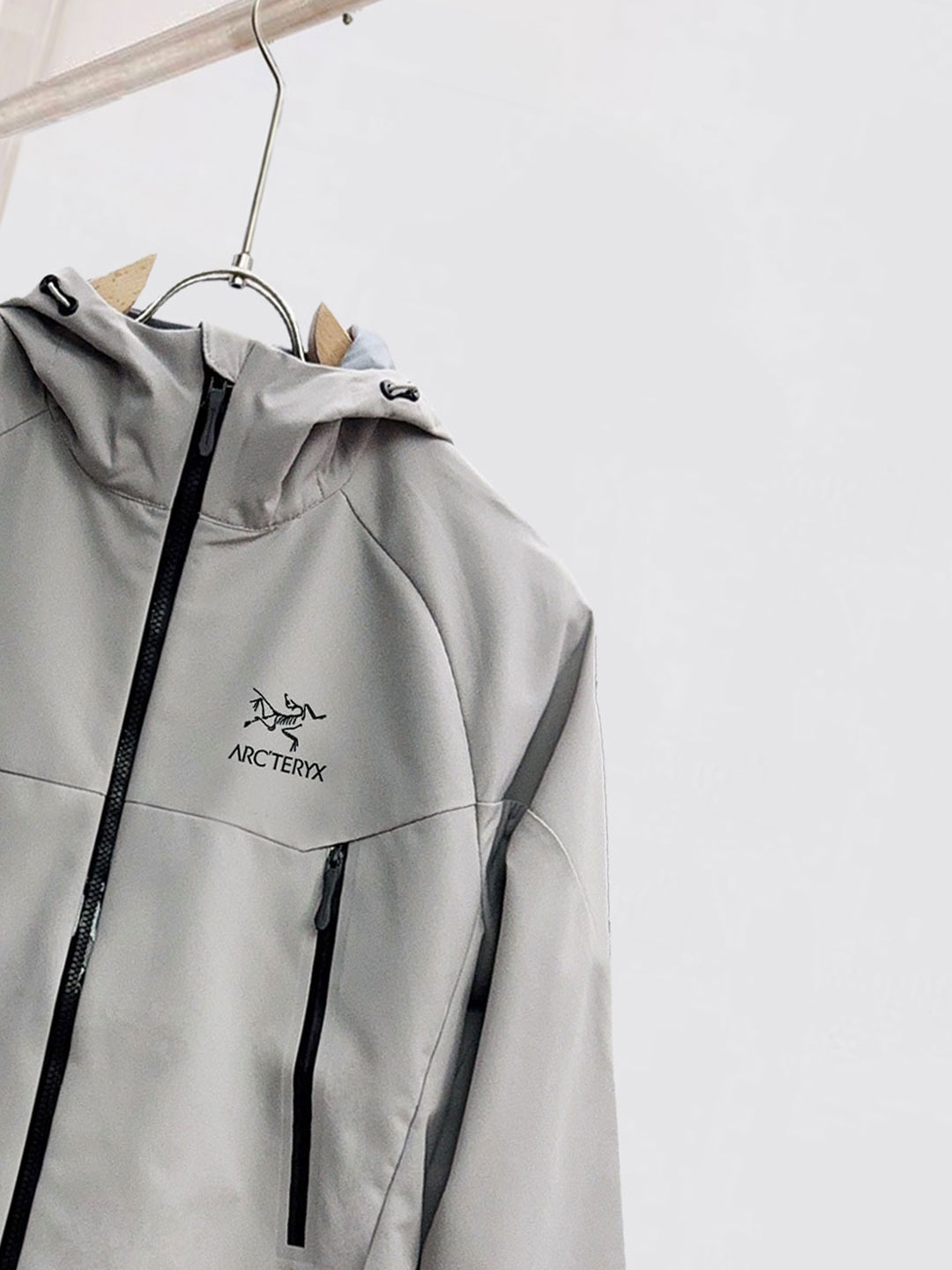 始祖鸟。2025最新款秋冬男士新品 ！连帽更是秋冬衣橱里必不可少的一件！胸口LOGO 视觉更立体有型，经