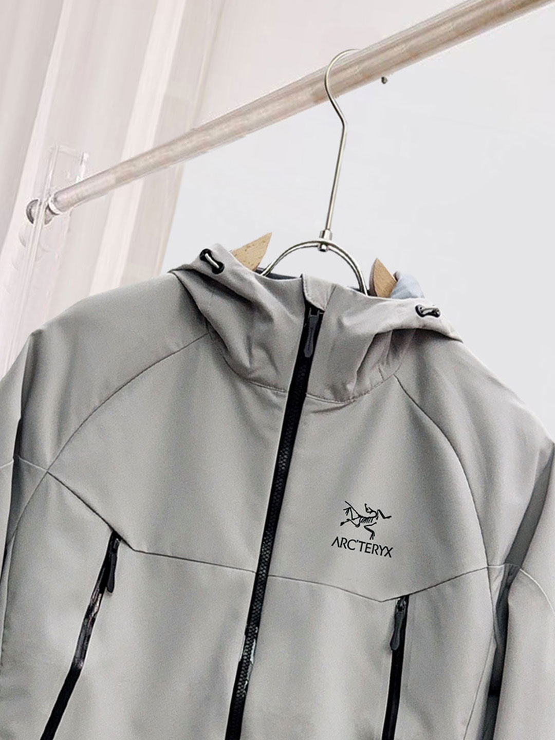 始祖鸟。2025最新款秋冬男士新品 ！连帽更是秋冬衣橱里必不可少的一件！胸口LOGO 视觉更立体有型，经