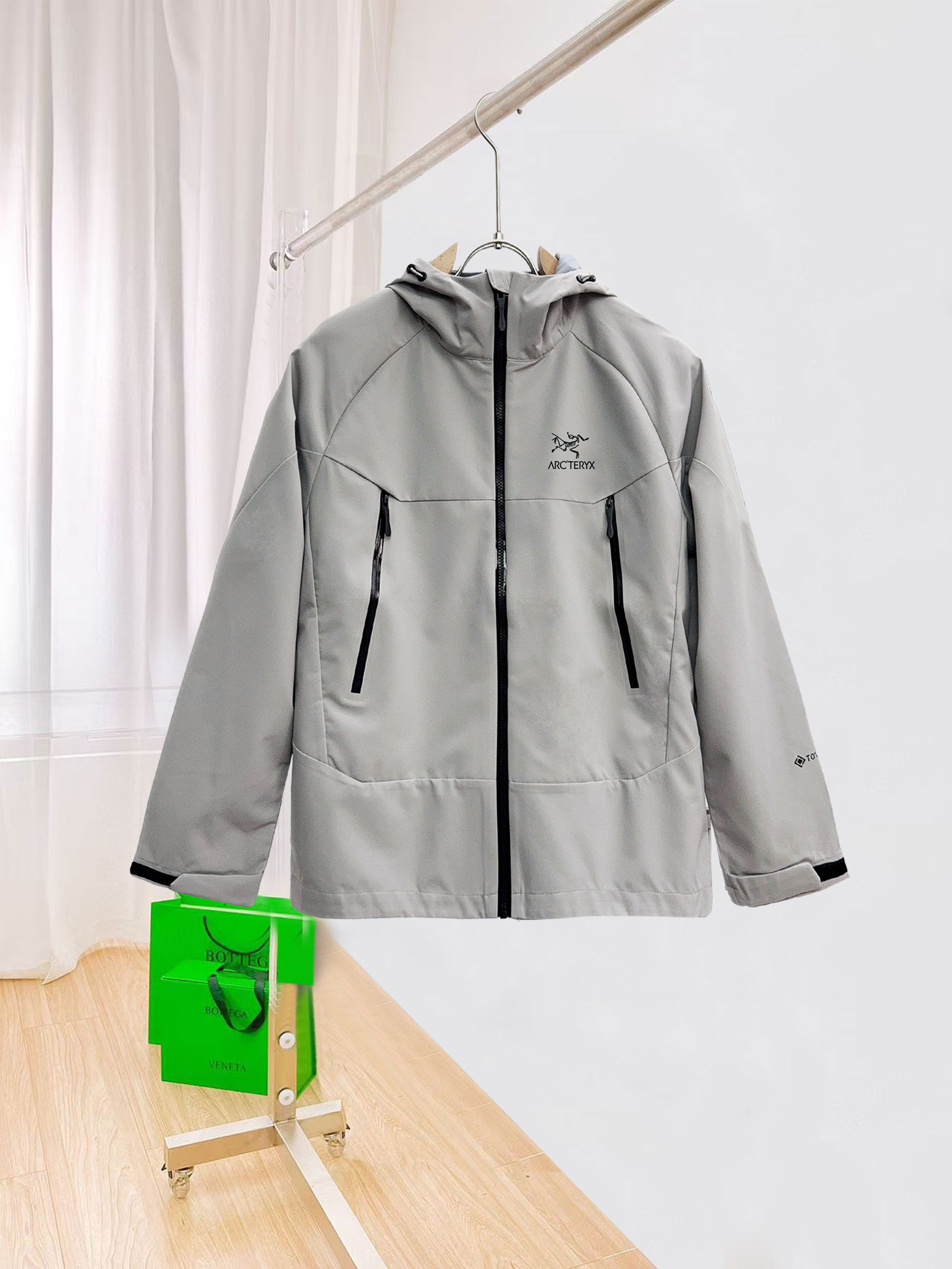 始祖鸟。2025最新款秋冬男士新品 ！连帽更是秋冬衣橱里必不可少的一件！胸口LOGO 视觉更立体有型，经