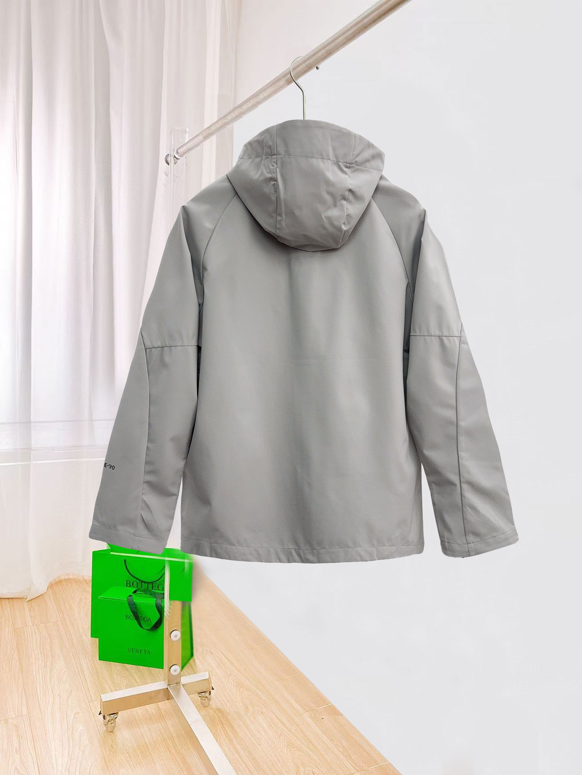 始祖鸟。2025最新款秋冬男士新品 ！连帽更是秋冬衣橱里必不可少的一件！胸口LOGO 视觉更立体有型，经