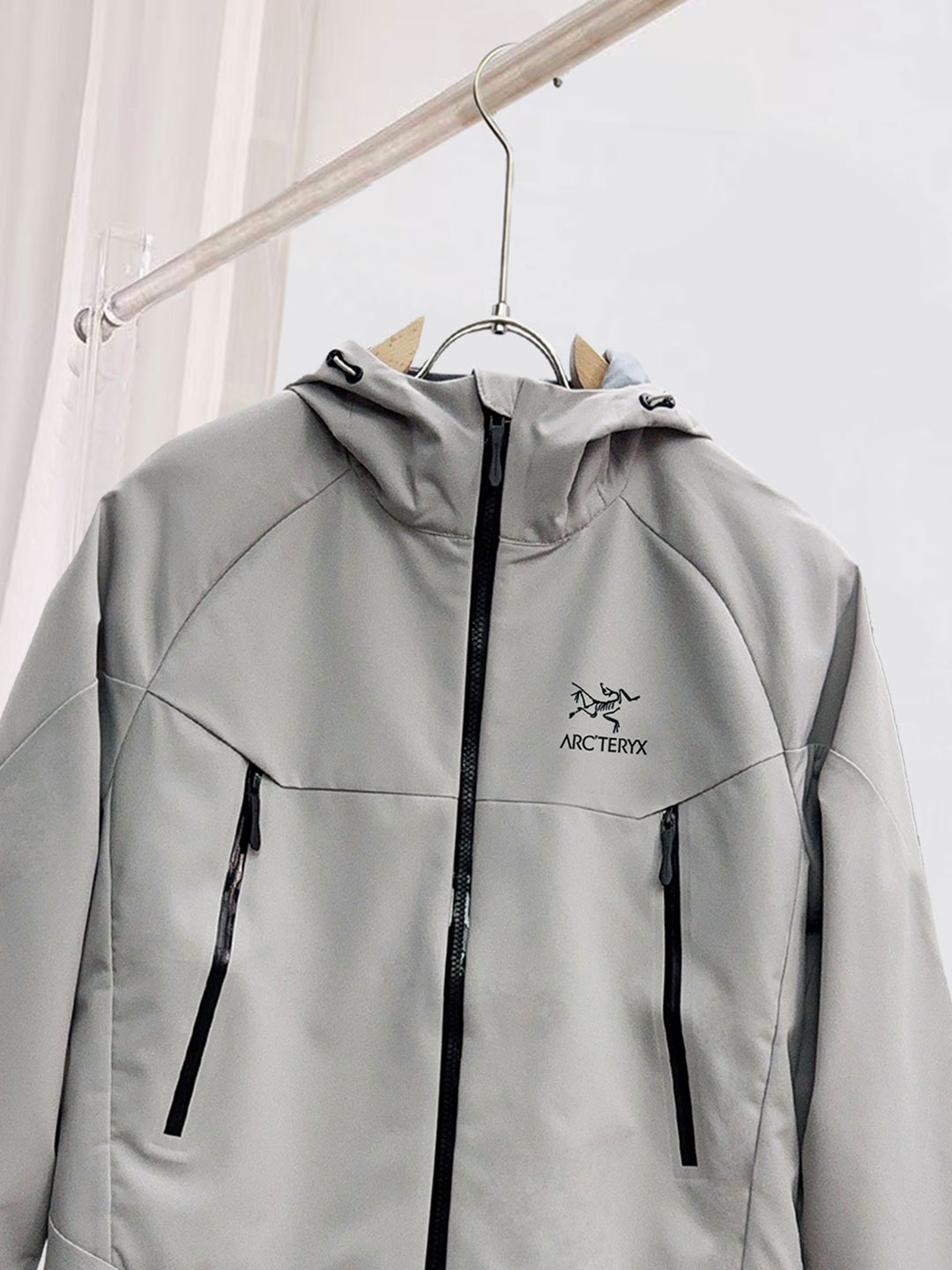 始祖鸟。2025最新款秋冬男士新品 ！连帽更是秋冬衣橱里必不可少的一件！胸口LOGO 视觉更立体有型，经