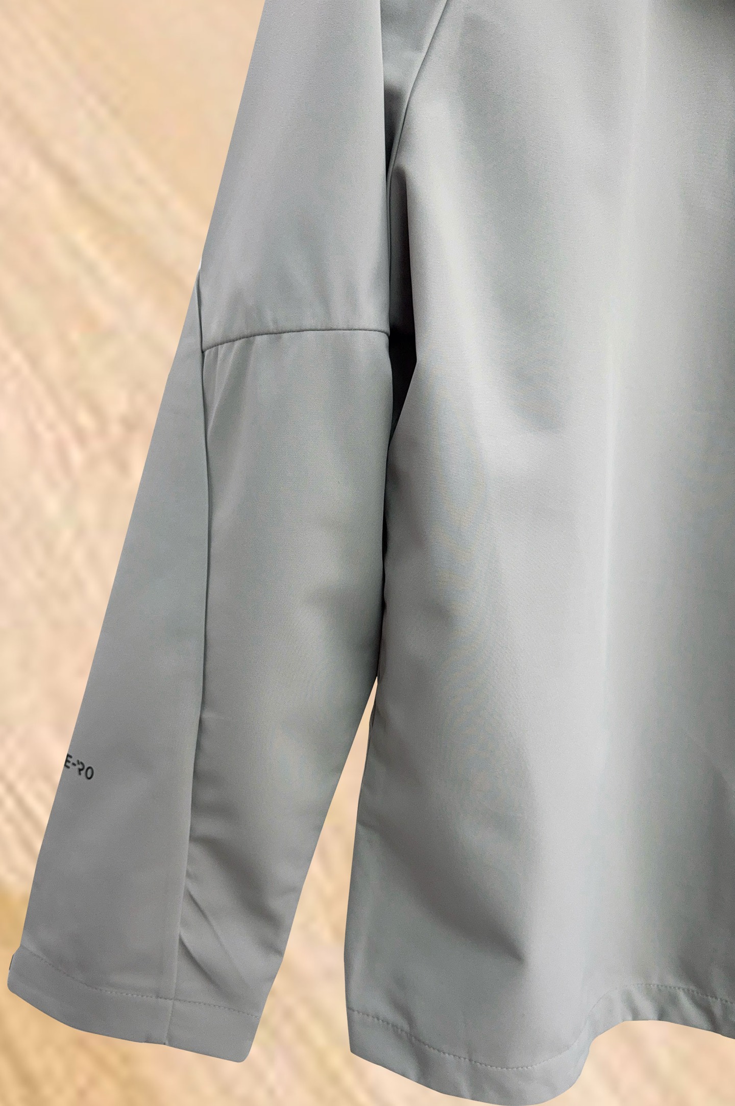 始祖鸟。2025最新款秋冬男士新品 ！连帽更是秋冬衣橱里必不可少的一件！胸口LOGO 视觉更立体有型，经