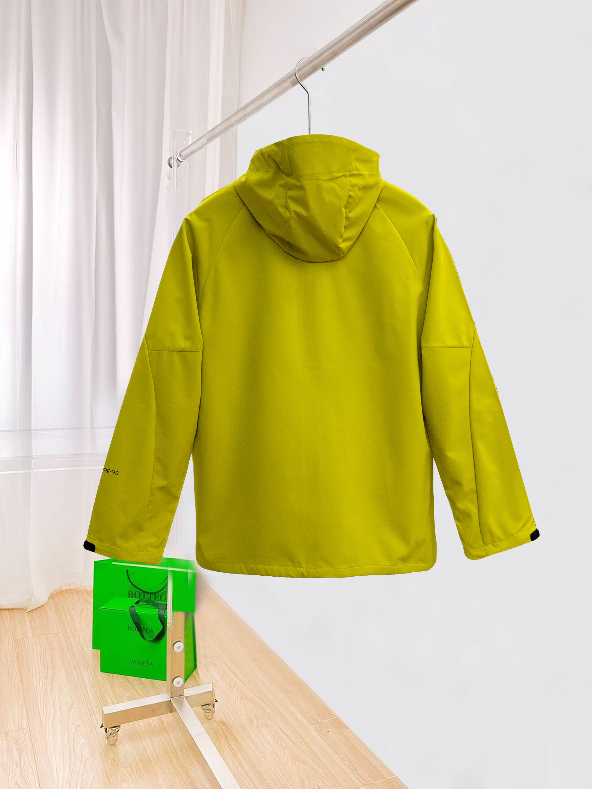 始祖鸟。2025最新款秋冬男士新品 ！连帽更是秋冬衣橱里必不可少的一件！胸口LOGO 视觉更立体有型，经