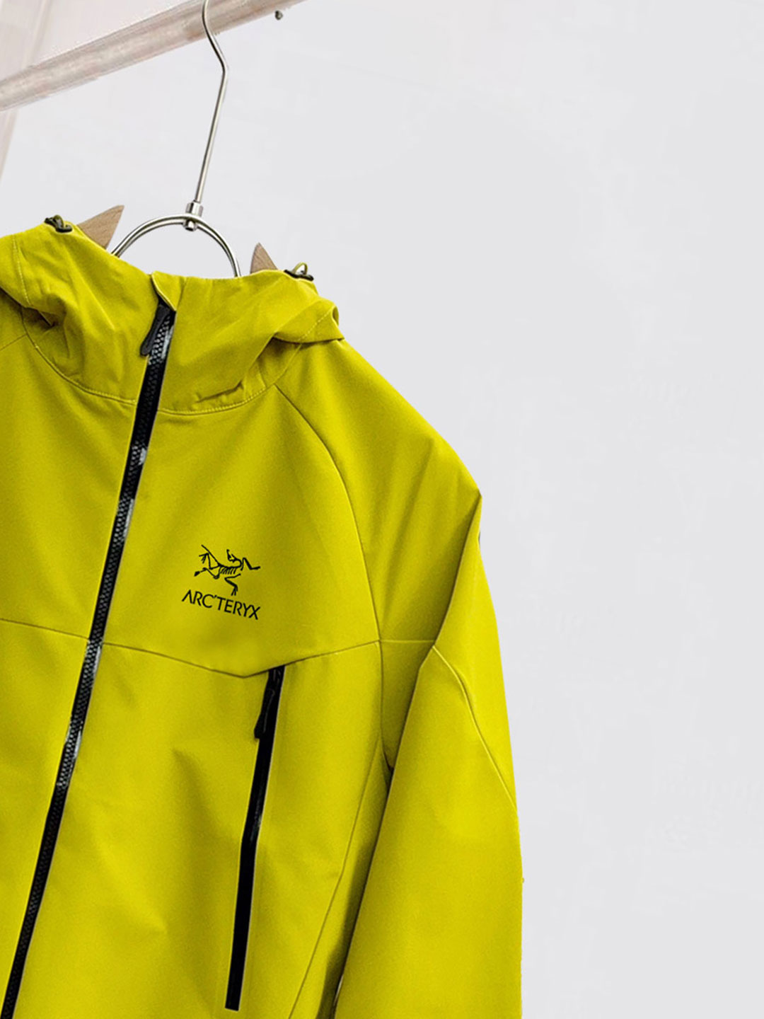 始祖鸟。2025最新款秋冬男士新品 ！连帽更是秋冬衣橱里必不可少的一件！胸口LOGO 视觉更立体有型，经