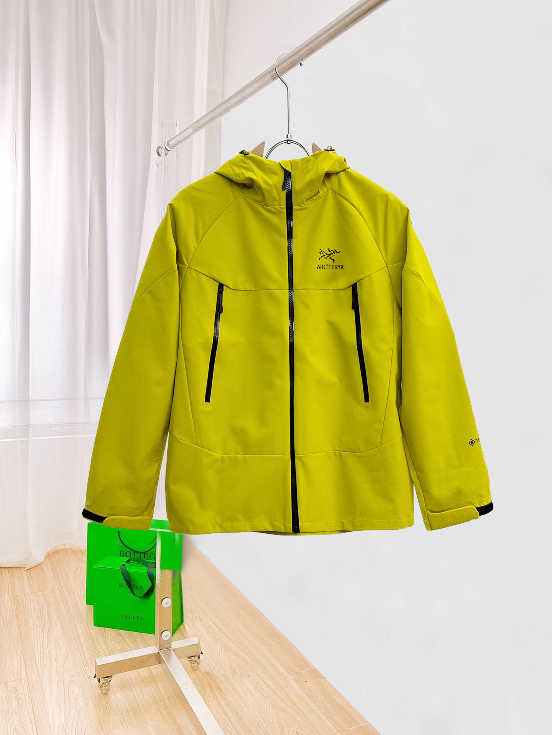 始祖鸟。2025最新款秋冬男士新品 ！连帽更是秋冬衣橱里必不可少的一件！胸口LOGO 视觉更立体有型，经