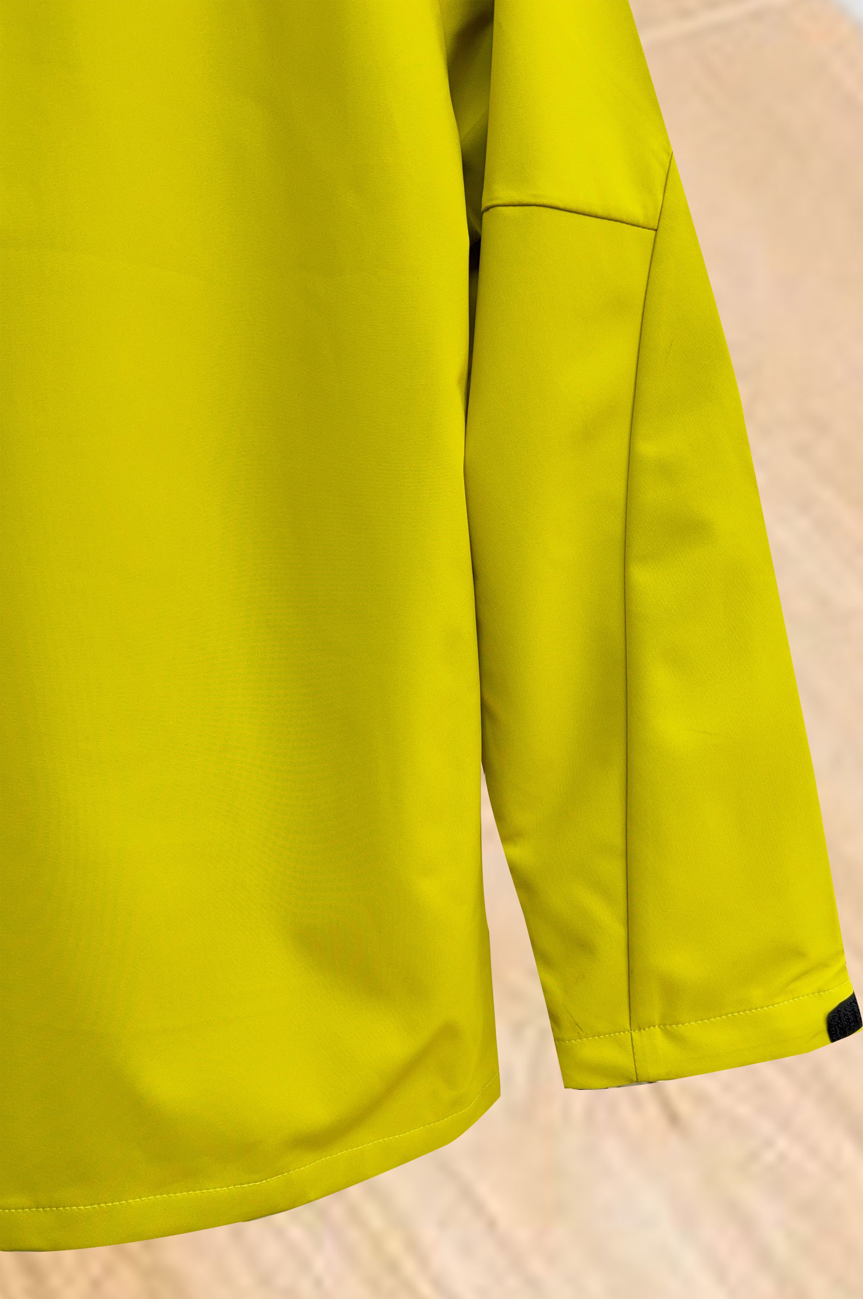 始祖鸟。2025最新款秋冬男士新品 ！连帽更是秋冬衣橱里必不可少的一件！胸口LOGO 视觉更立体有型，经