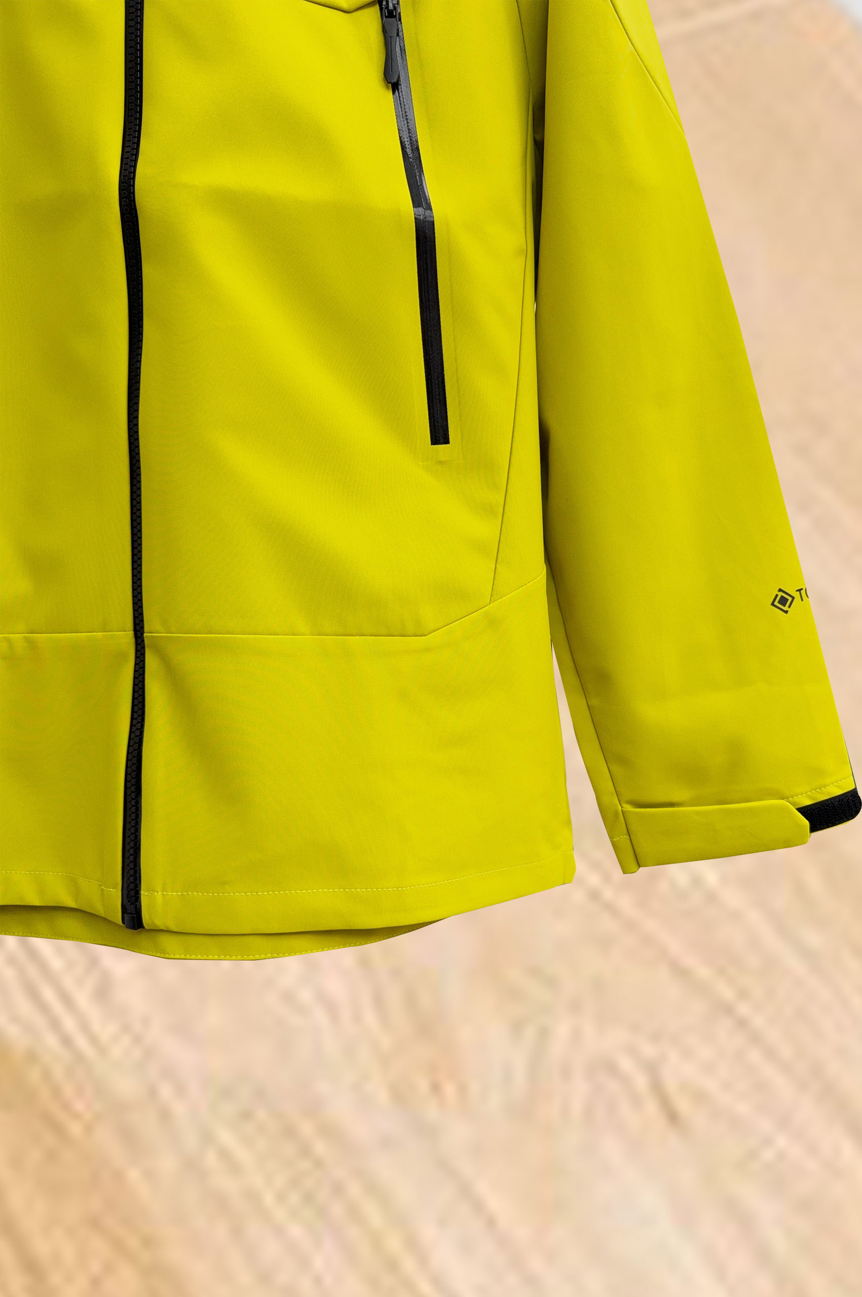 始祖鸟。2025最新款秋冬男士新品 ！连帽更是秋冬衣橱里必不可少的一件！胸口LOGO 视觉更立体有型，经