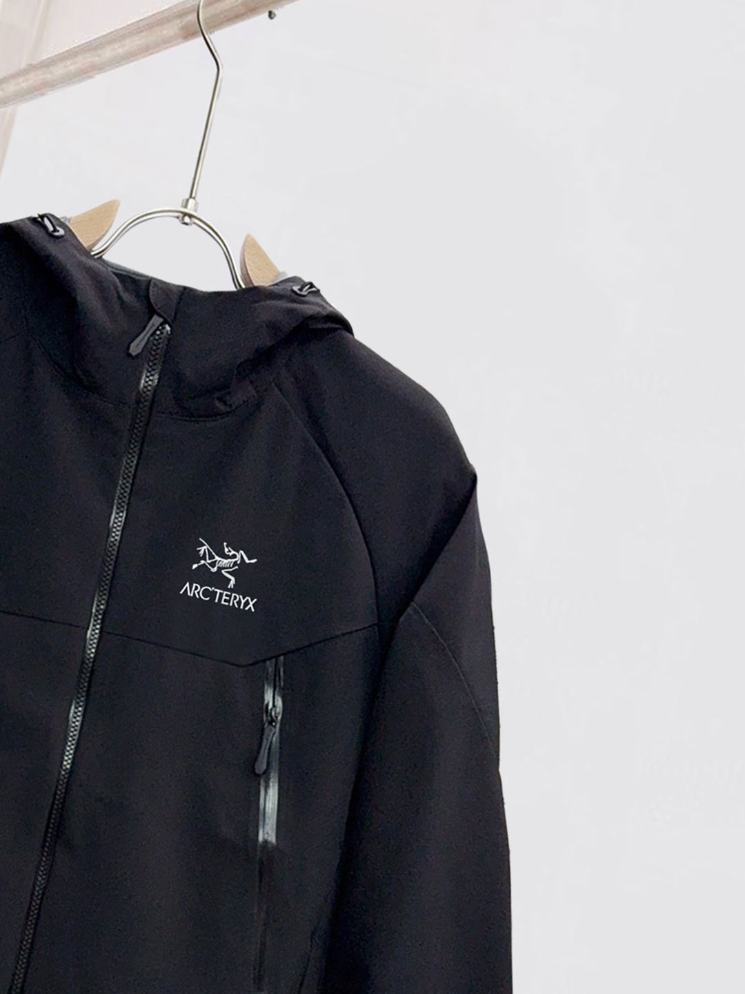 始祖鸟。2025最新款秋冬男士新品 ！连帽更是秋冬衣橱里必不可少的一件！胸口LOGO 视觉更立体有型，经