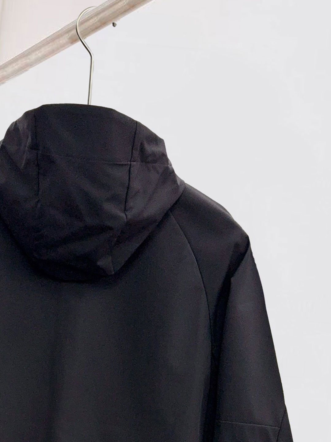 始祖鸟。2025最新款秋冬男士新品 ！连帽更是秋冬衣橱里必不可少的一件！胸口LOGO 视觉更立体有型，经