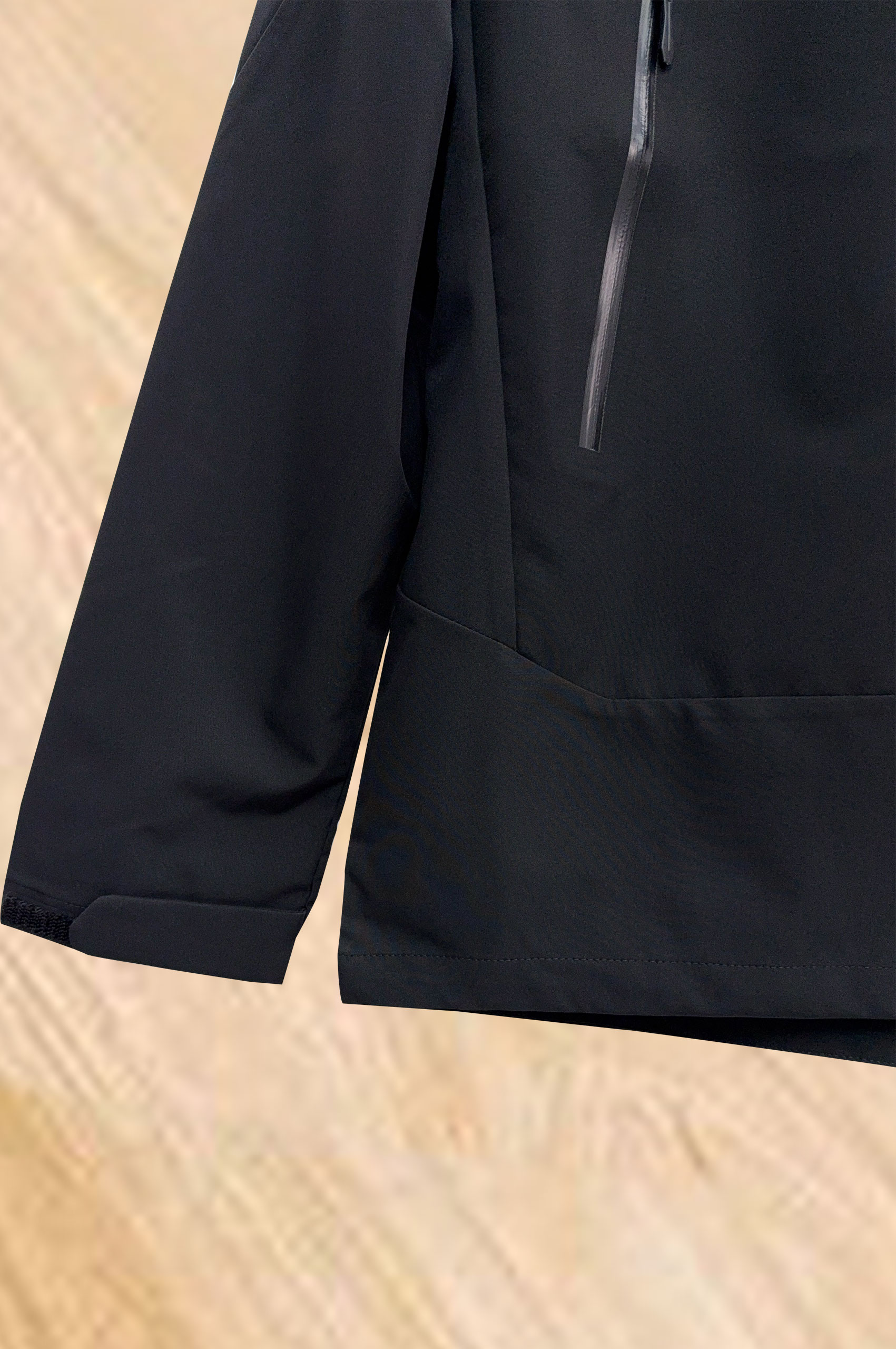 始祖鸟。2025最新款秋冬男士新品 ！连帽更是秋冬衣橱里必不可少的一件！胸口LOGO 视觉更立体有型，经