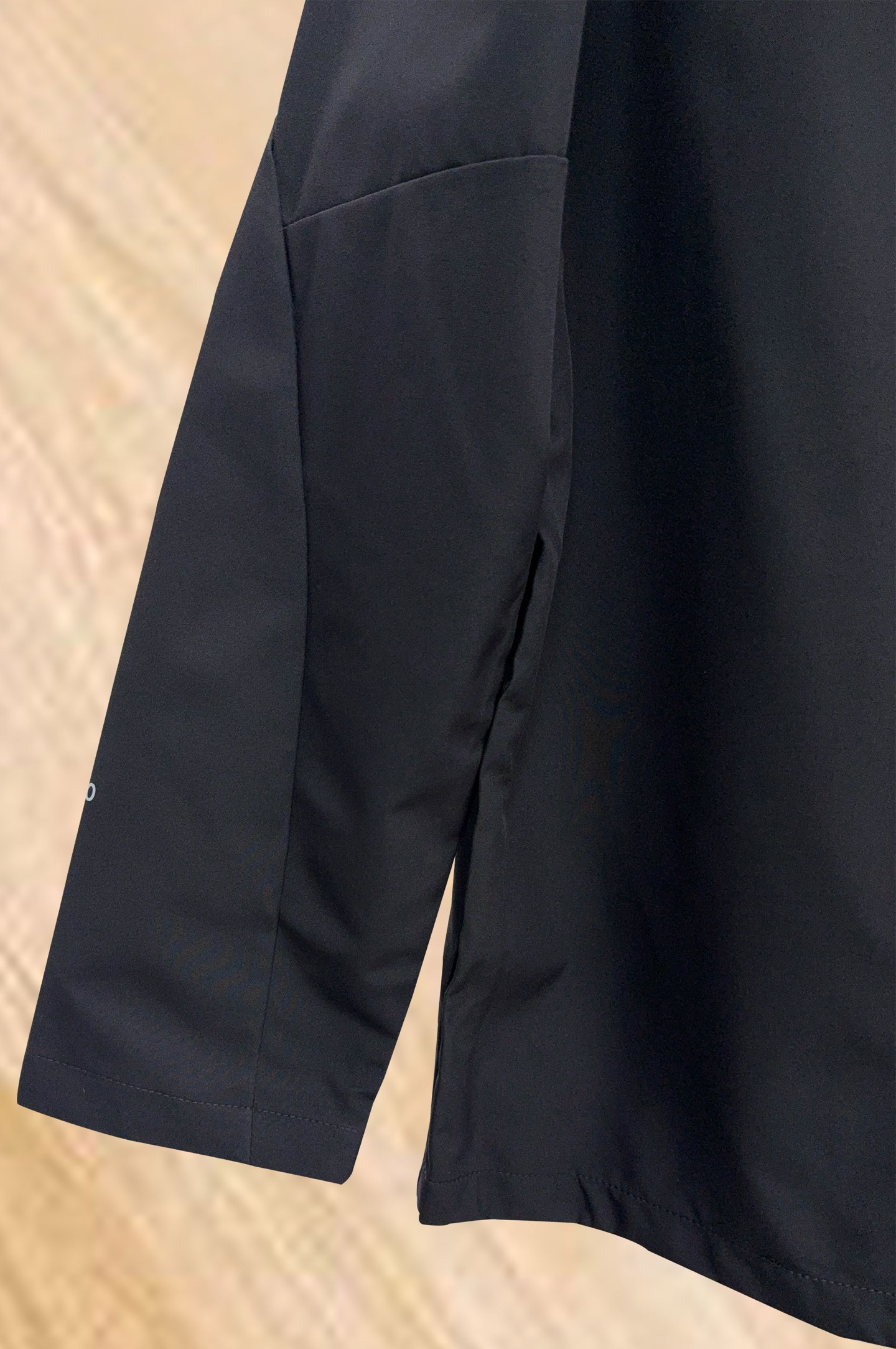 始祖鸟。2025最新款秋冬男士新品 ！连帽更是秋冬衣橱里必不可少的一件！胸口LOGO 视觉更立体有型，经