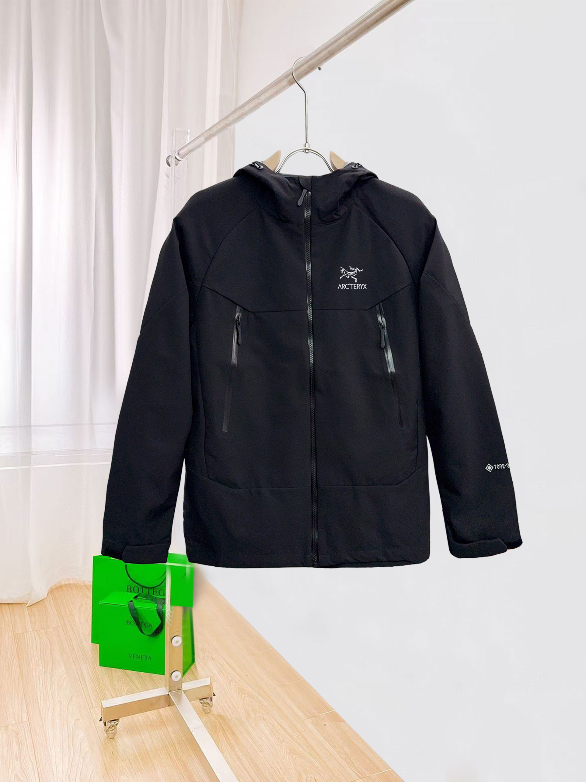 始祖鸟。2025最新款秋冬男士新品 ！连帽更是秋冬衣橱里必不可少的一件！胸口LOGO 视觉更立体有型，经