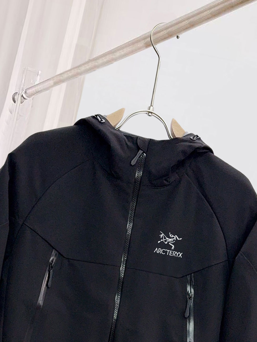 始祖鸟。2025最新款秋冬男士新品 ！连帽更是秋冬衣橱里必不可少的一件！胸口LOGO 视觉更立体有型，经