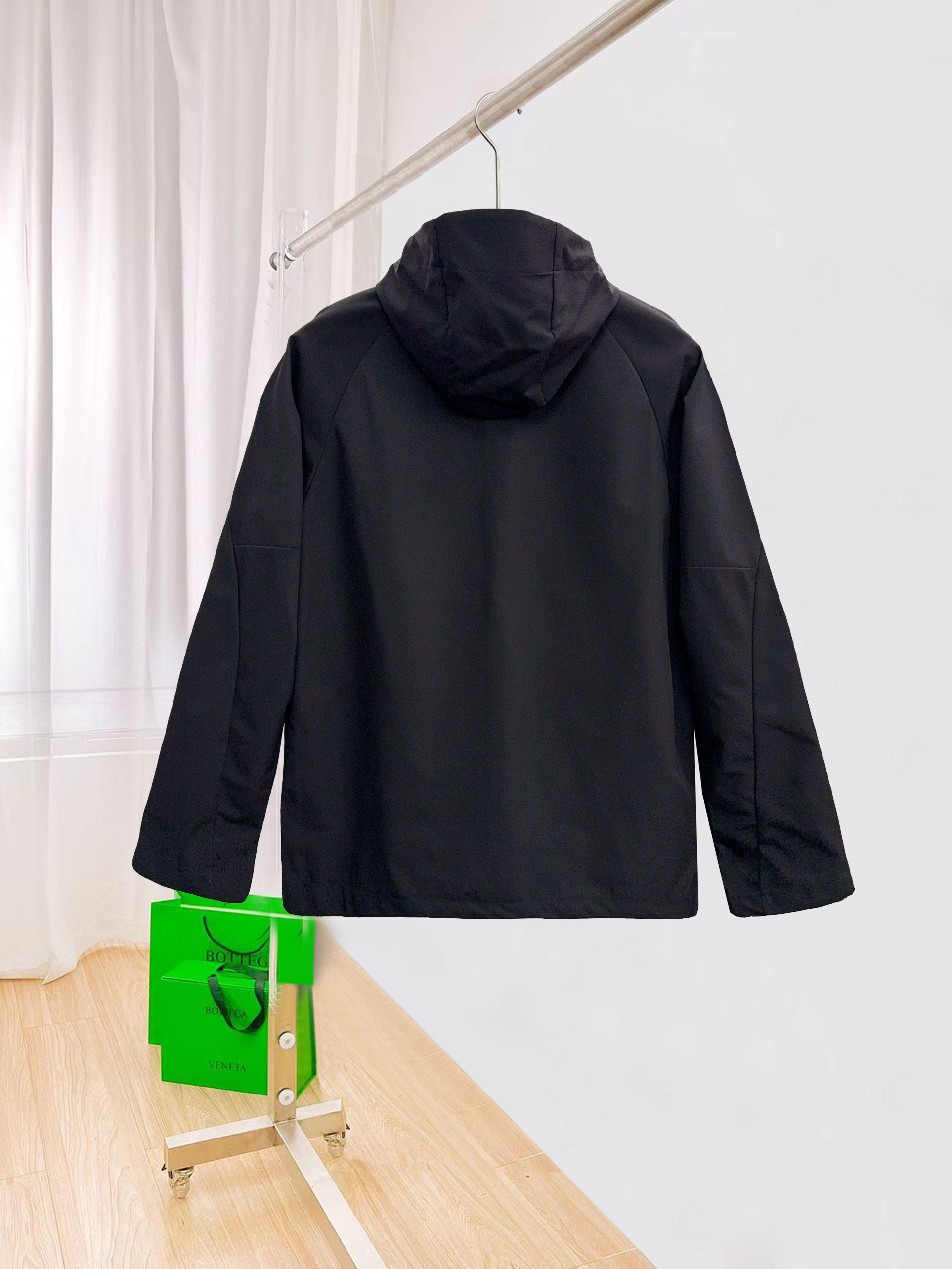 始祖鸟。2025最新款秋冬男士新品 ！连帽更是秋冬衣橱里必不可少的一件！胸口LOGO 视觉更立体有型，经