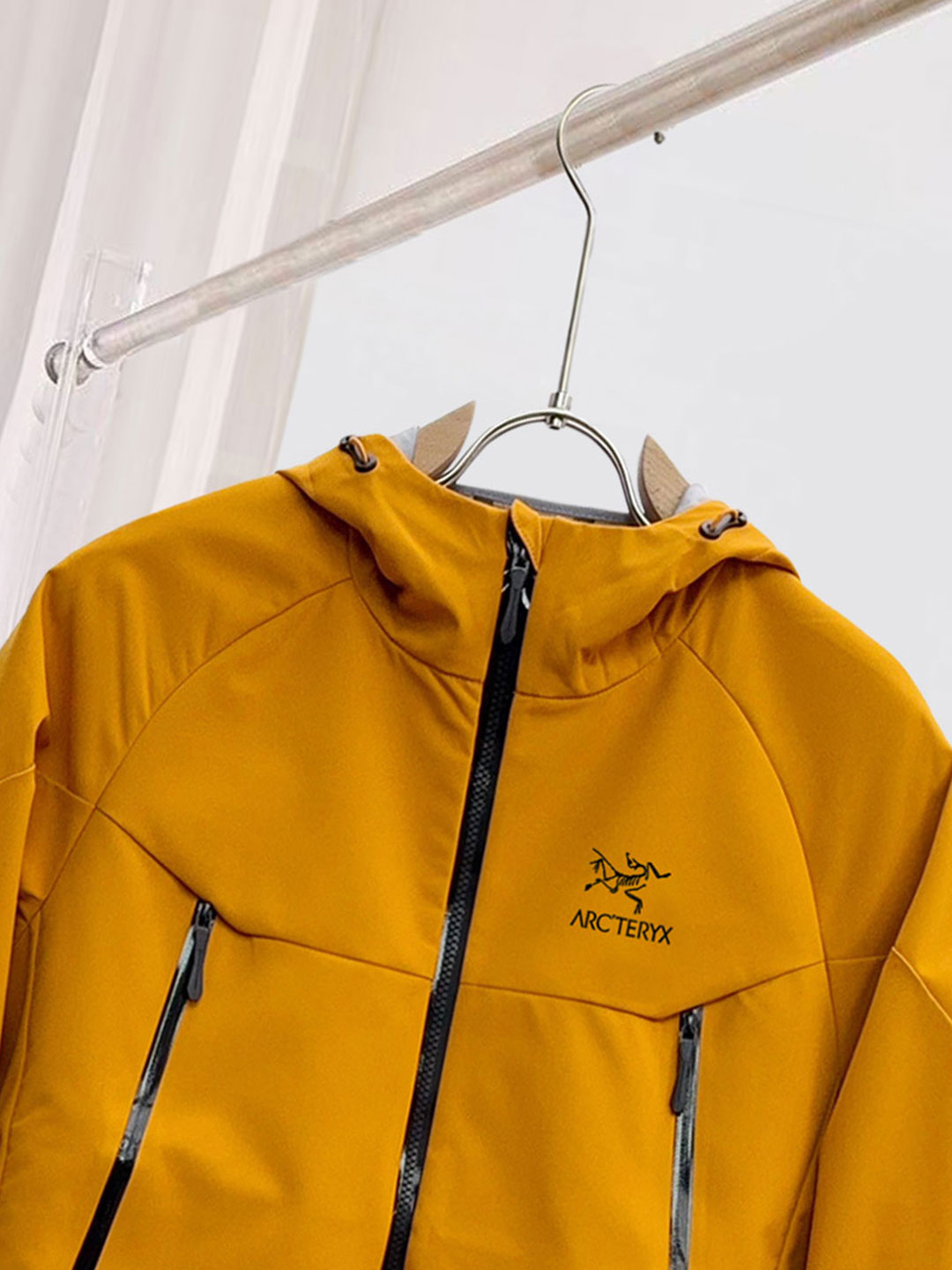 始祖鸟。2025最新款秋冬男士新品 ！连帽更是秋冬衣橱里必不可少的一件！胸口LOGO 视觉更立体有型，经