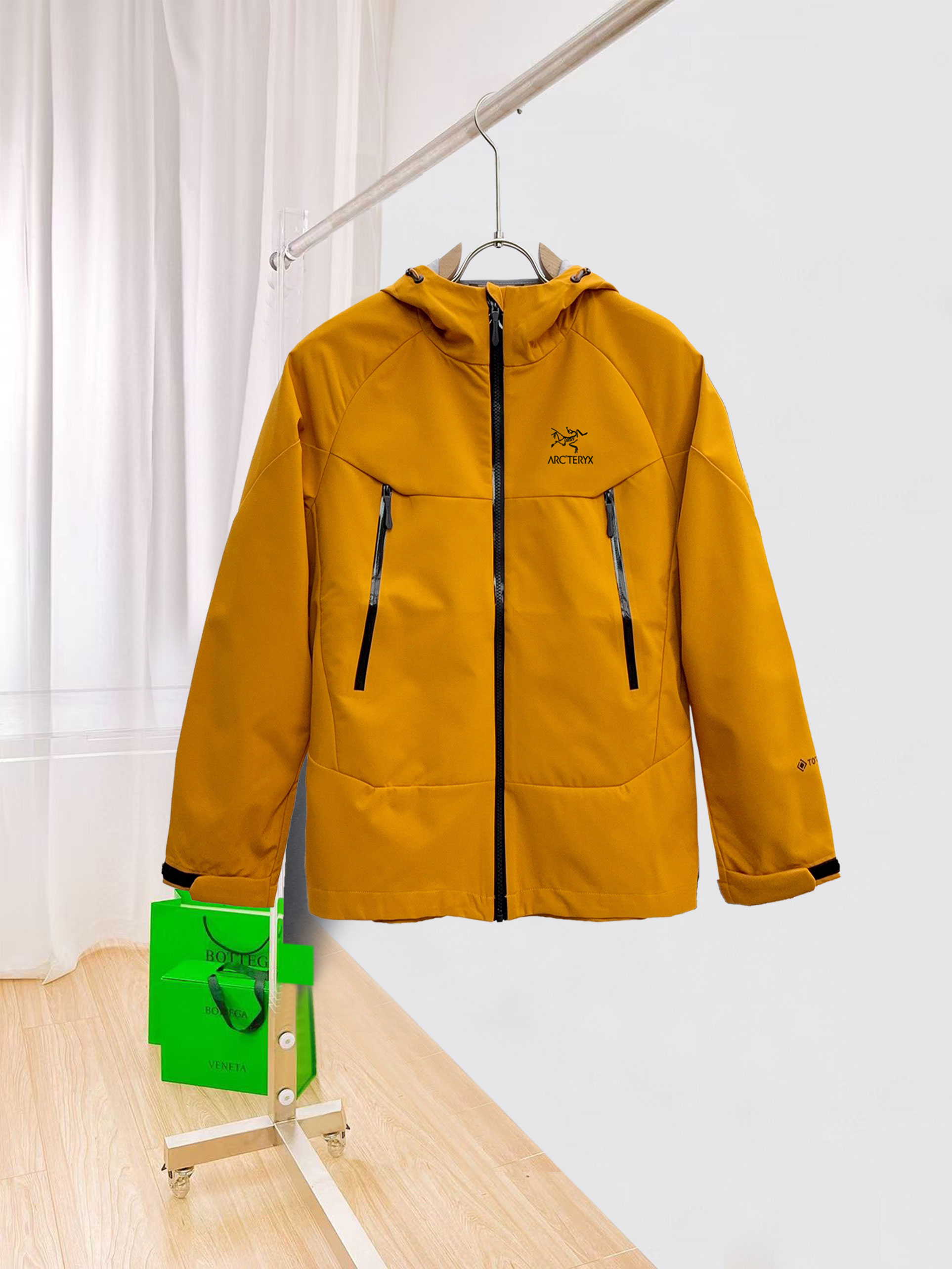 始祖鸟。2025最新款秋冬男士新品 ！连帽更是秋冬衣橱里必不可少的一件！胸口LOGO 视觉更立体有型，经