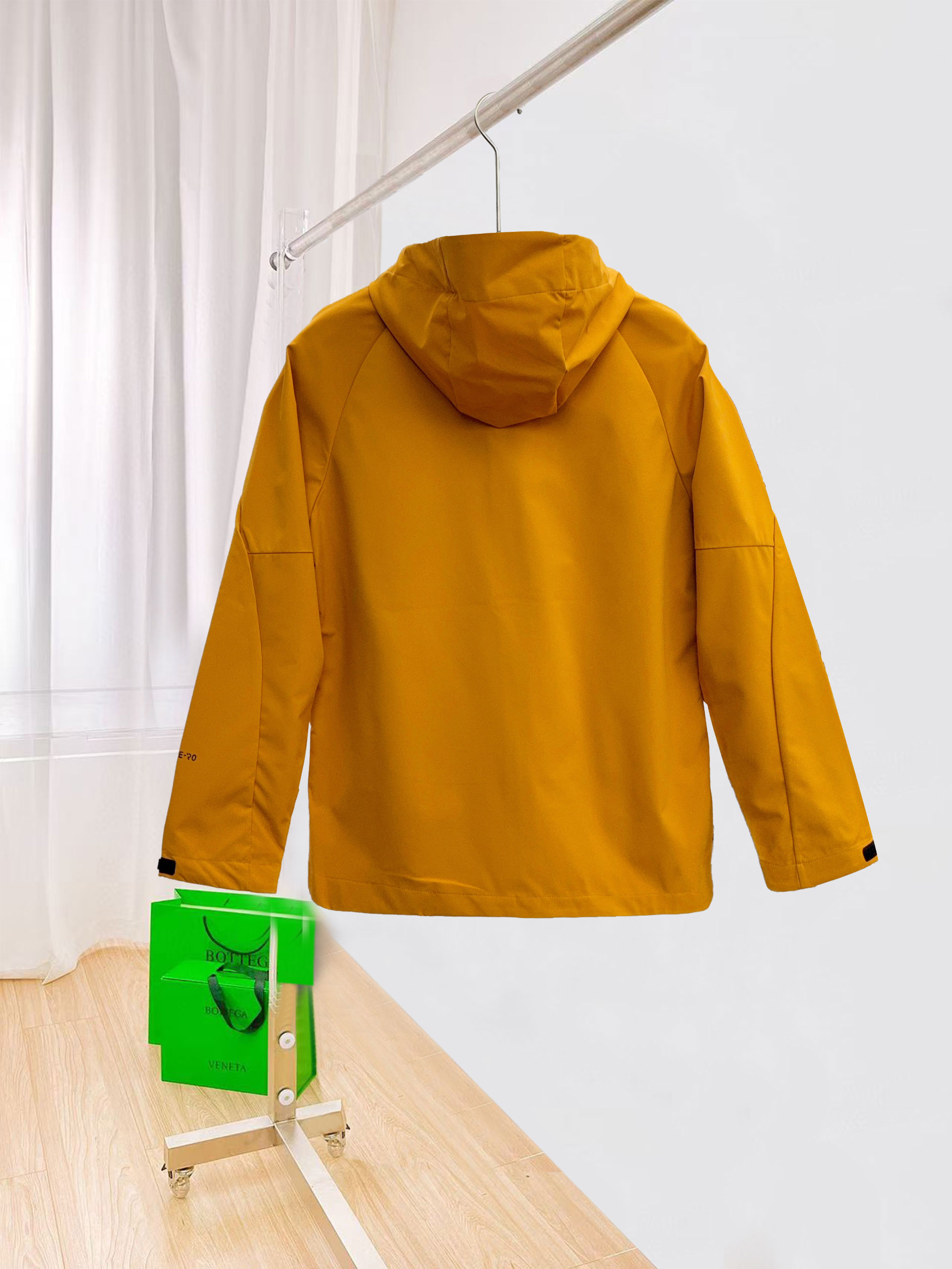 始祖鸟。2025最新款秋冬男士新品 ！连帽更是秋冬衣橱里必不可少的一件！胸口LOGO 视觉更立体有型，经