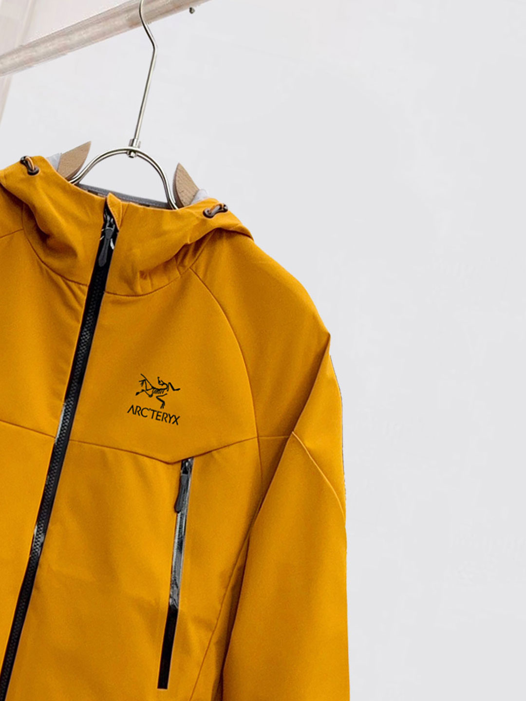 始祖鸟。2025最新款秋冬男士新品 ！连帽更是秋冬衣橱里必不可少的一件！胸口LOGO 视觉更立体有型，经