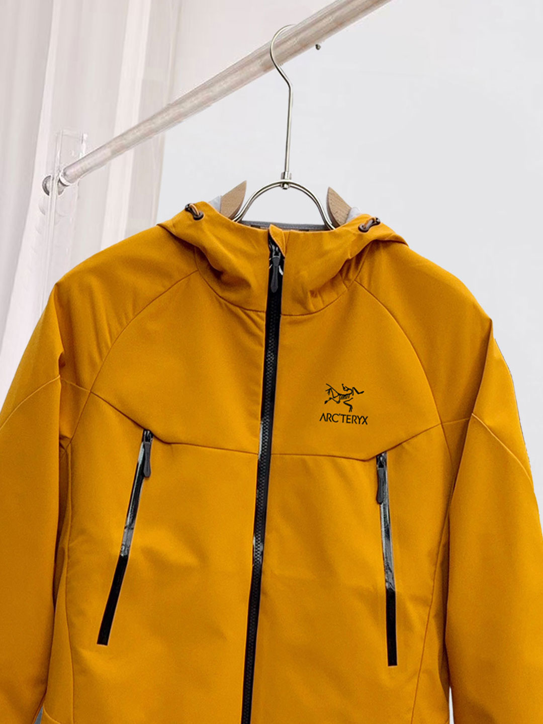 始祖鸟。2025最新款秋冬男士新品 ！连帽更是秋冬衣橱里必不可少的一件！胸口LOGO 视觉更立体有型，经