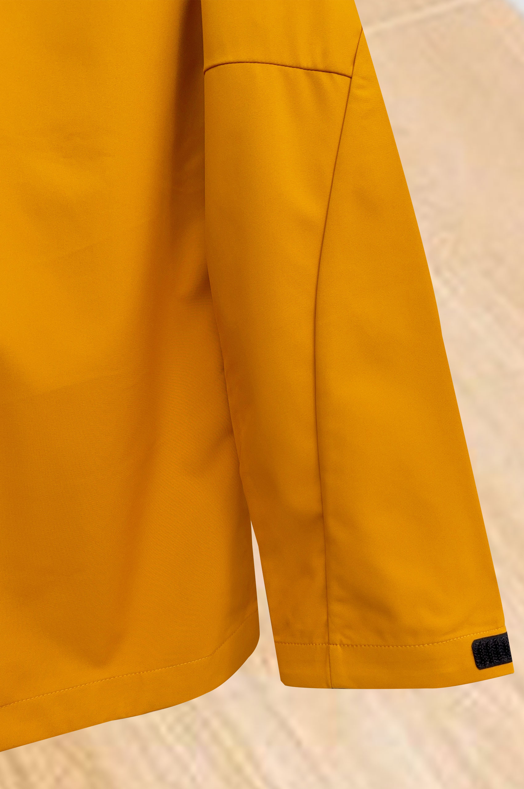 始祖鸟。2025最新款秋冬男士新品 ！连帽更是秋冬衣橱里必不可少的一件！胸口LOGO 视觉更立体有型，经