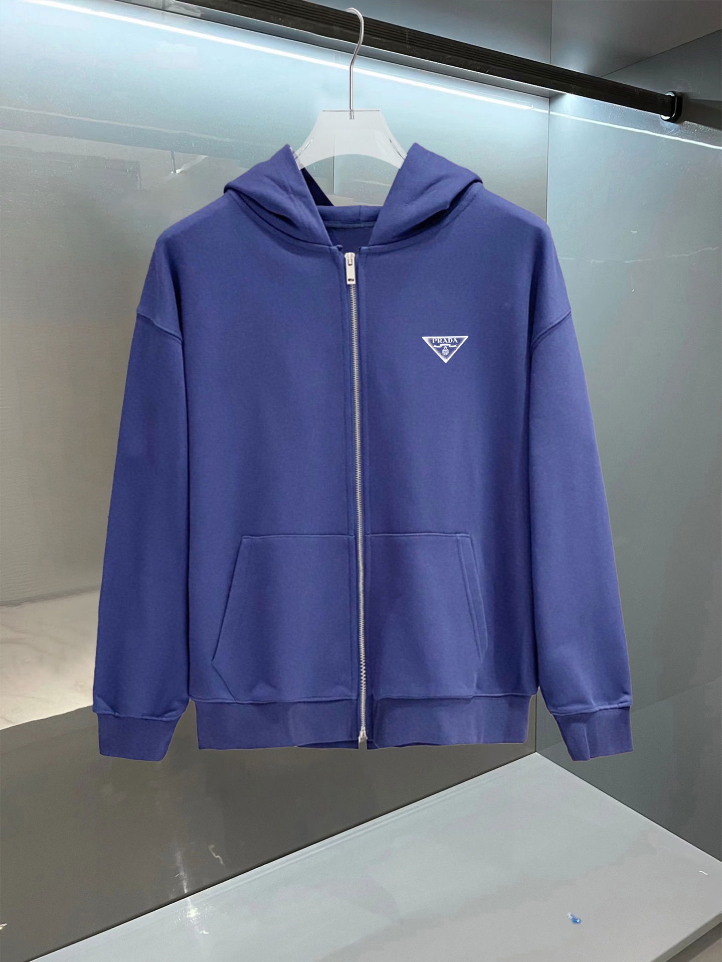普拉达 官网同步发行 胸前印花品牌logo 功能性 机能运动 男女同款新款运动技能连帽卫衣，400克洗水