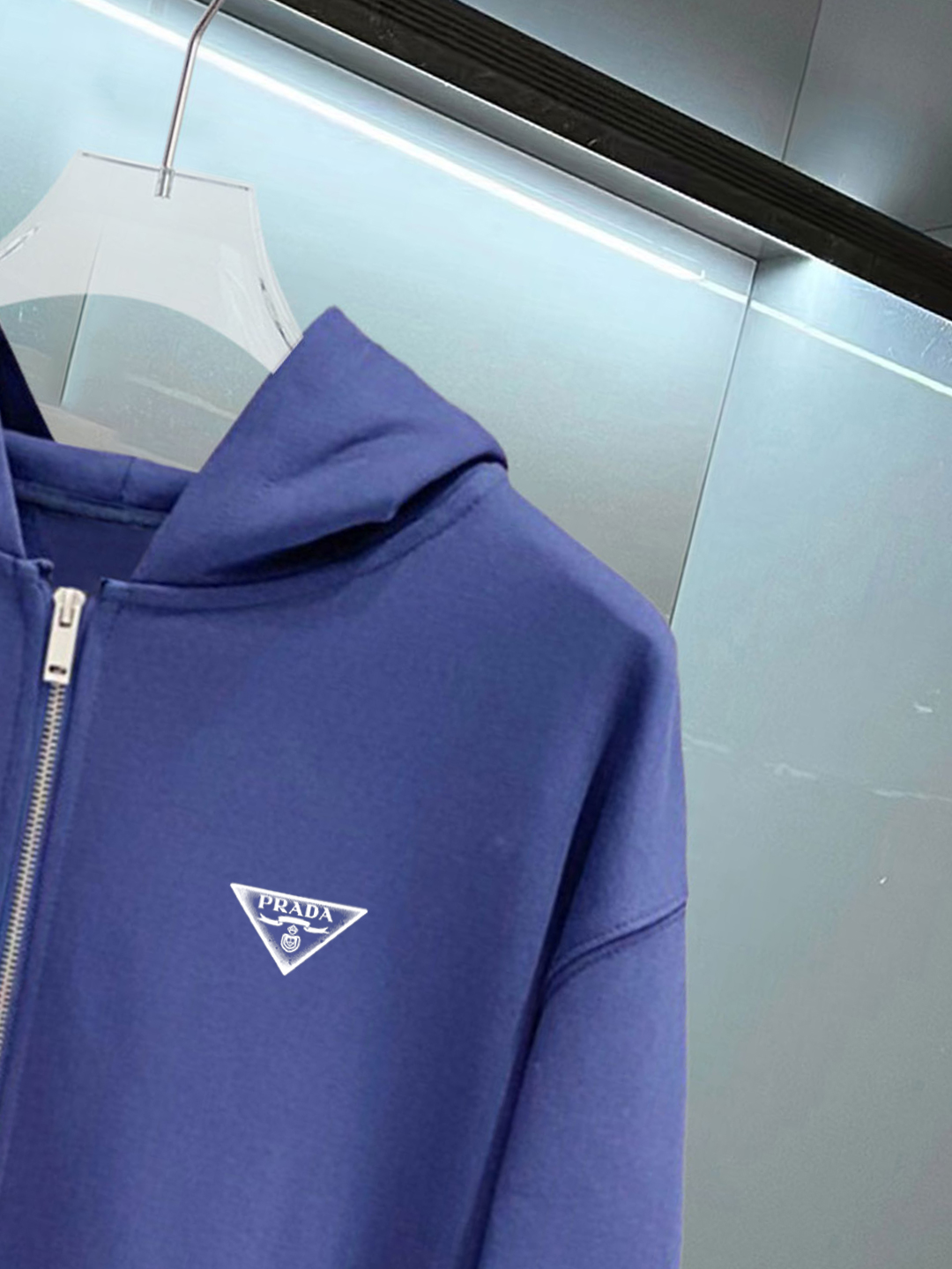 普拉达 官网同步发行 胸前印花品牌logo 功能性 机能运动 男女同款新款运动技能连帽卫衣，400克洗水