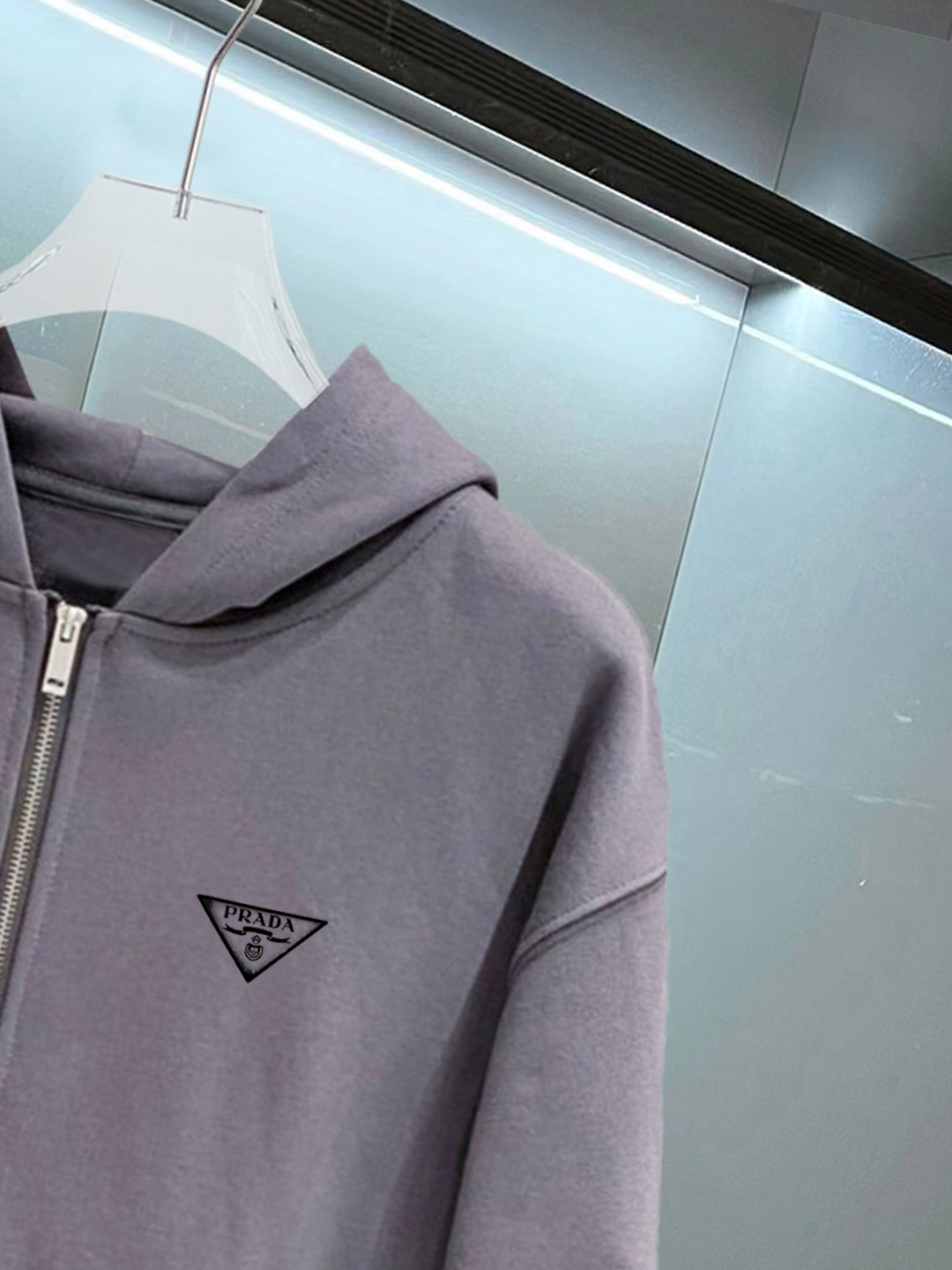 普拉达 官网同步发行 胸前印花品牌logo 功能性 机能运动 男女同款新款运动技能连帽卫衣，400克洗水
