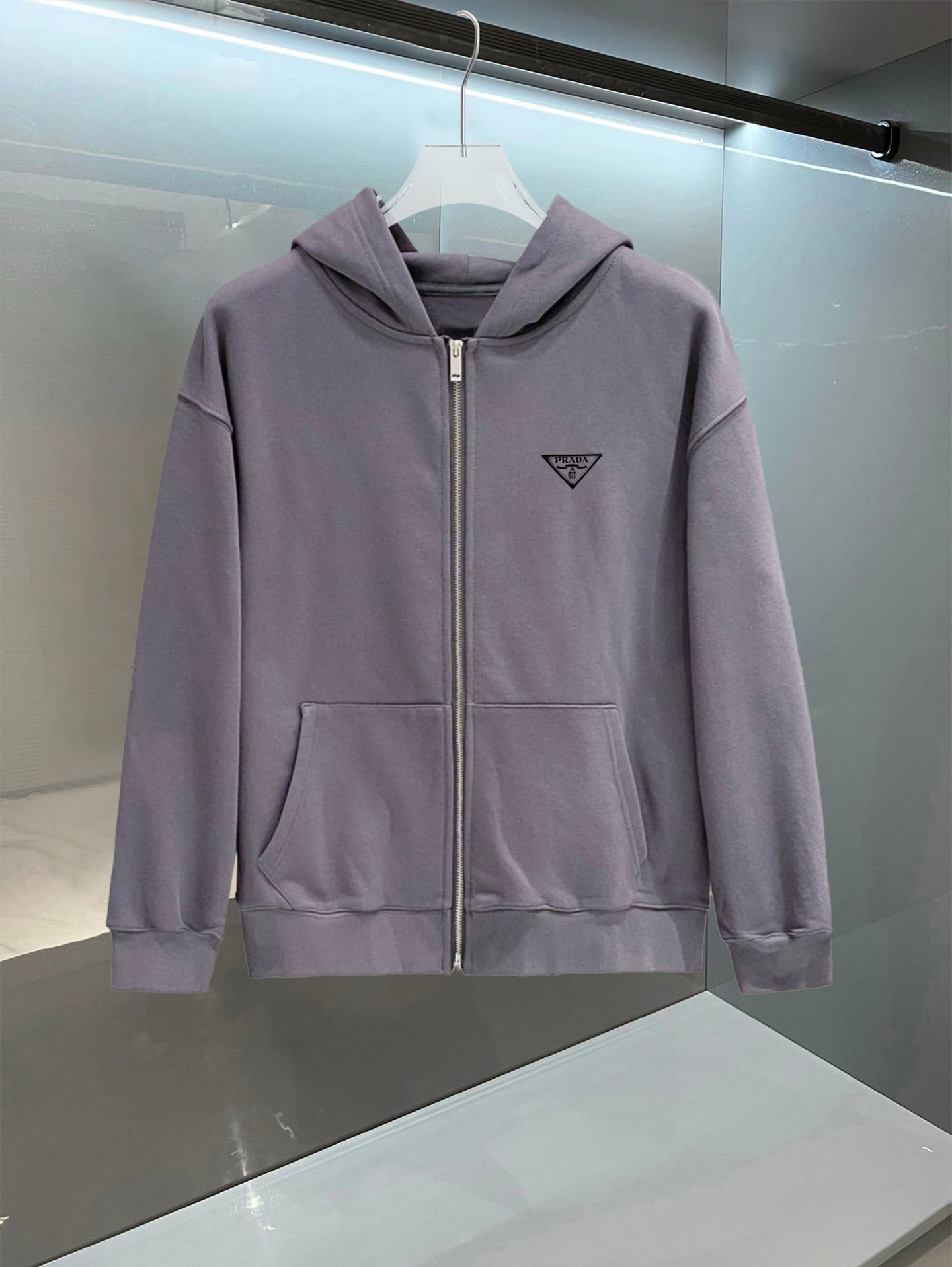 普拉达 官网同步发行 胸前印花品牌logo 功能性 机能运动 男女同款新款运动技能连帽卫衣，400克洗水