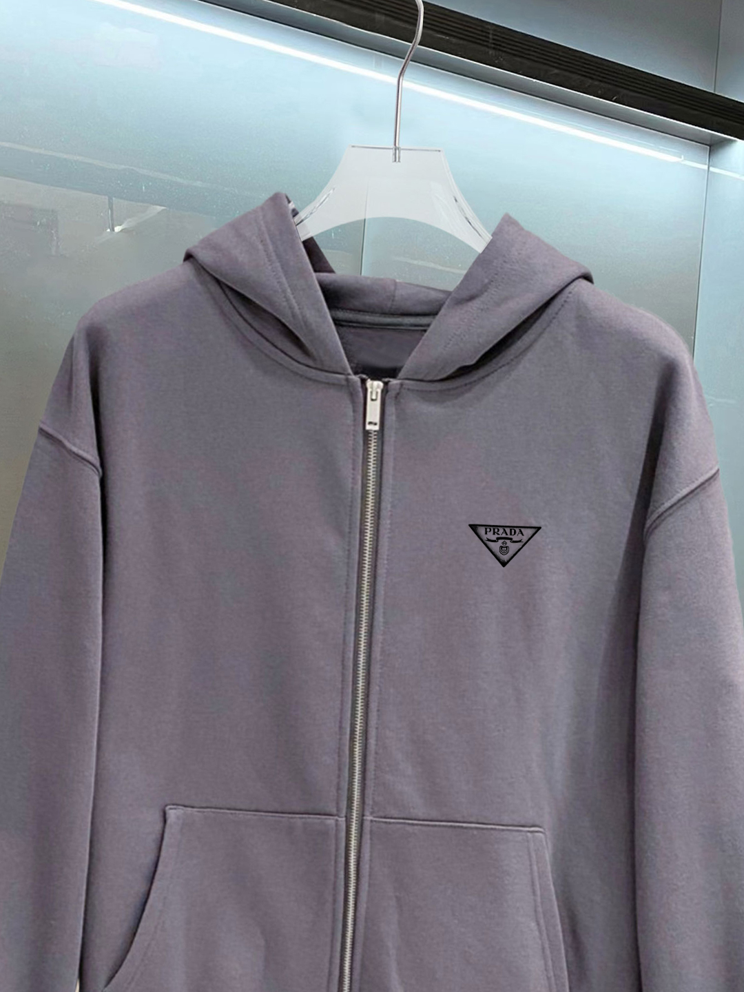 普拉达 官网同步发行 胸前印花品牌logo 功能性 机能运动 男女同款新款运动技能连帽卫衣，400克洗水