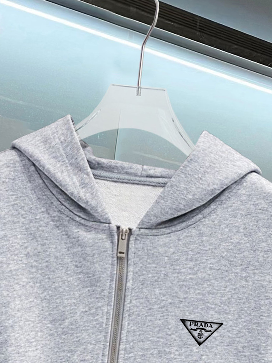 普拉达 官网同步发行 胸前印花品牌logo 功能性 机能运动 男女同款新款运动技能连帽卫衣，400克洗水