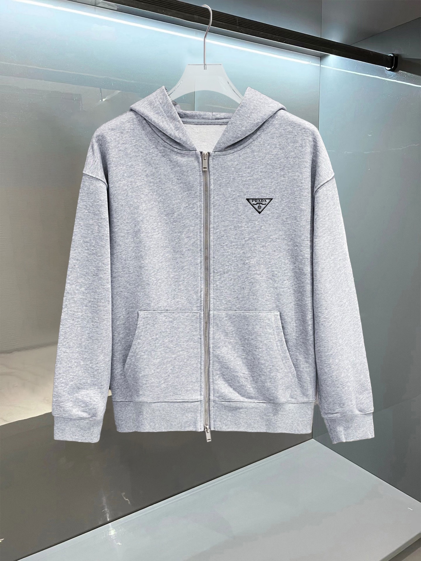 普拉达 官网同步发行 胸前印花品牌logo 功能性 机能运动 男女同款新款运动技能连帽卫衣，400克洗水