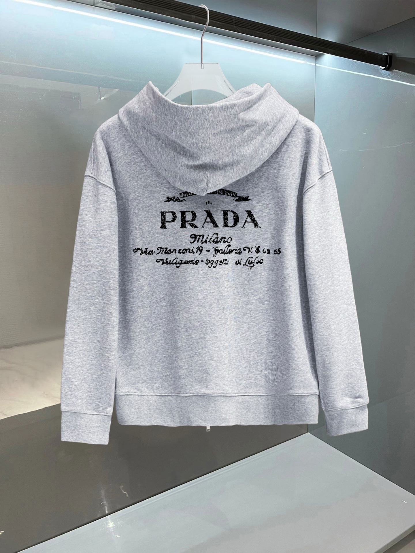 普拉达 官网同步发行 胸前印花品牌logo 功能性 机能运动 男女同款新款运动技能连帽卫衣，400克洗水