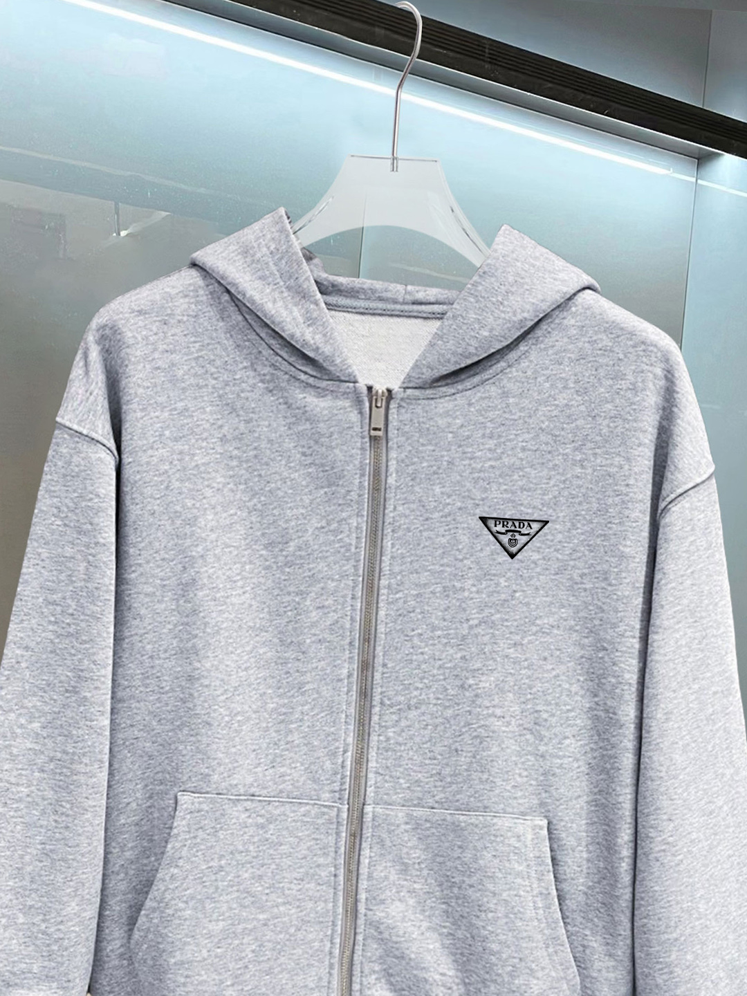 普拉达 官网同步发行 胸前印花品牌logo 功能性 机能运动 男女同款新款运动技能连帽卫衣，400克洗水