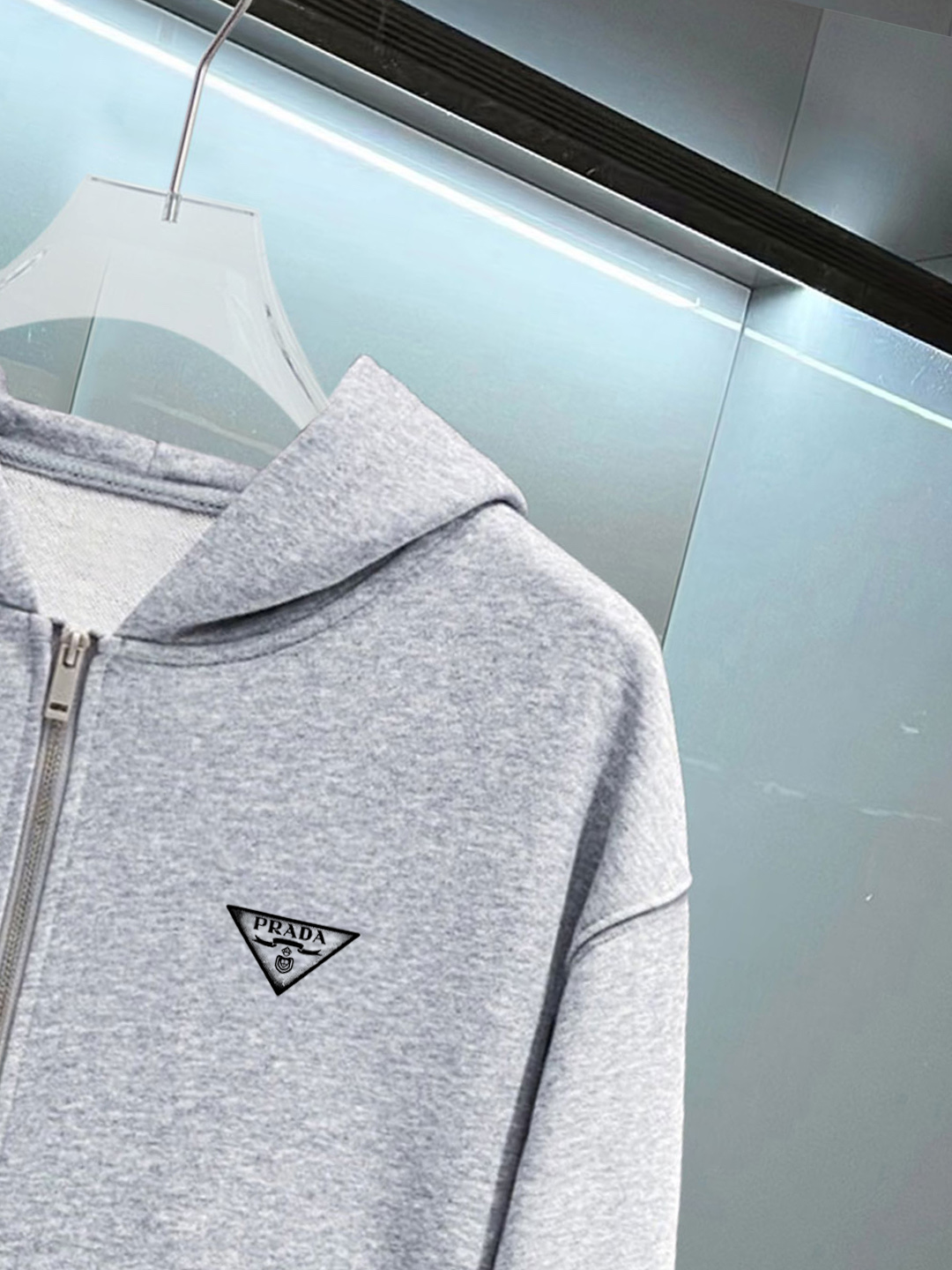 普拉达 官网同步发行 胸前印花品牌logo 功能性 机能运动 男女同款新款运动技能连帽卫衣，400克洗水