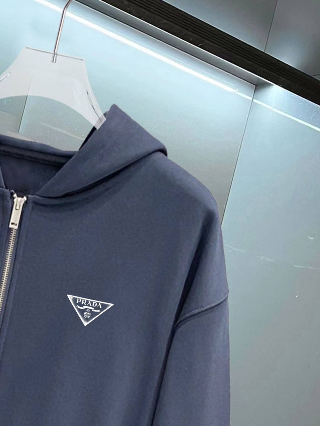 普拉达 官网同步发行 胸前印花品牌logo 功能性 机能运动 男女同款新款运动技能连帽卫衣，400克洗水