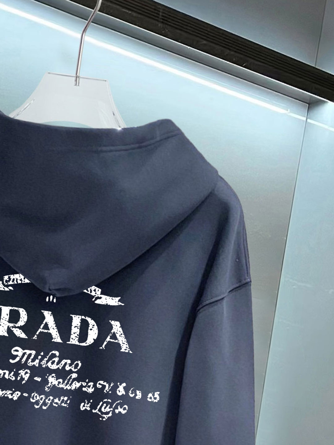 普拉达 官网同步发行 胸前印花品牌logo 功能性 机能运动 男女同款新款运动技能连帽卫衣，400克洗水