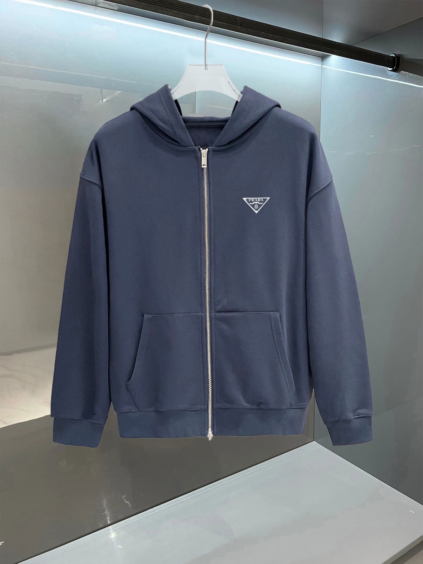 普拉达 官网同步发行 胸前印花品牌logo 功能性 机能运动 男女同款新款运动技能连帽卫衣，400克洗水