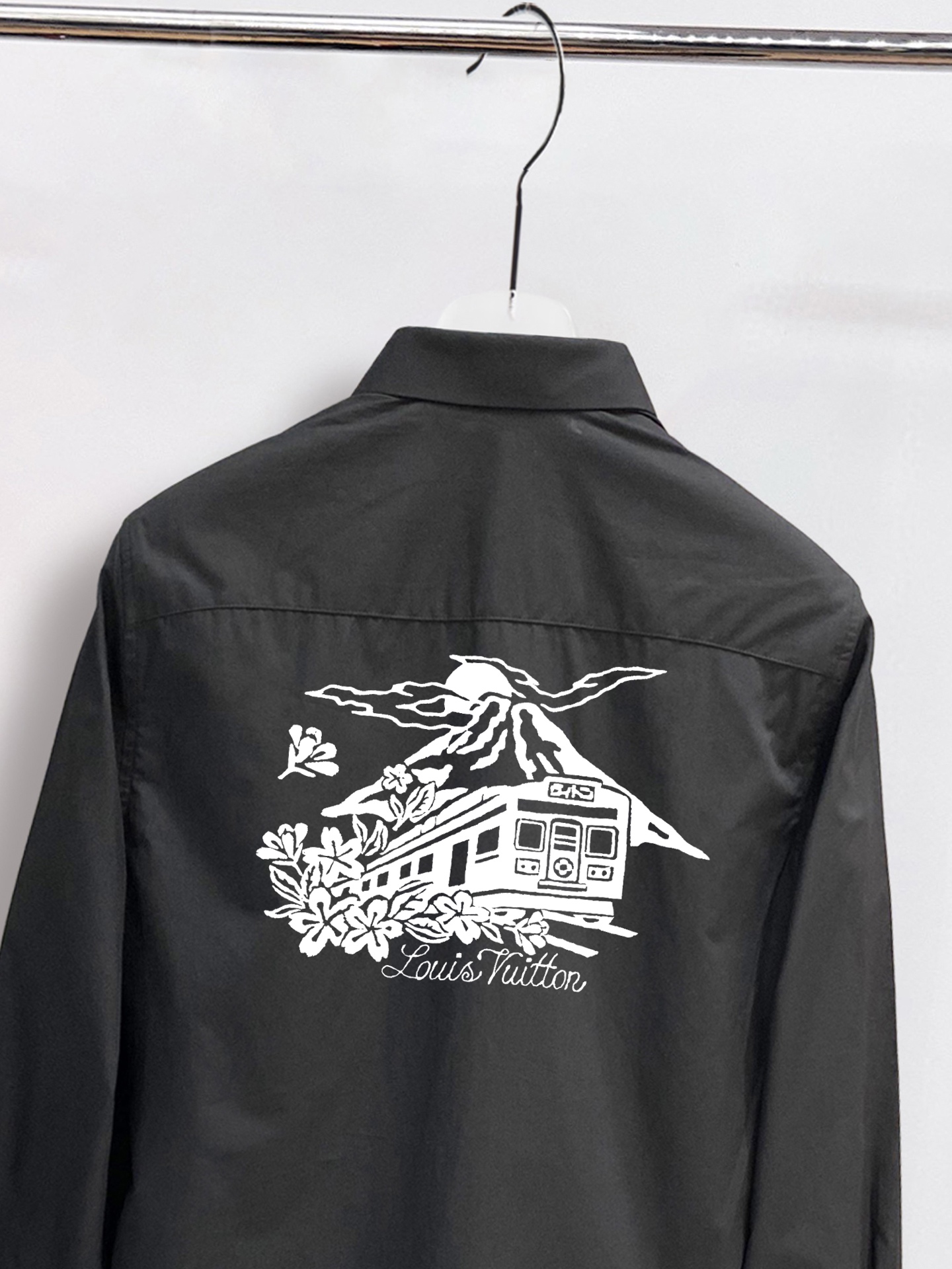 路易威登 最新款男士必备款长袖衬衫，100%天然棉，舒服透气，原单狠货，原版面料，柔软舒适，上身高端又奢