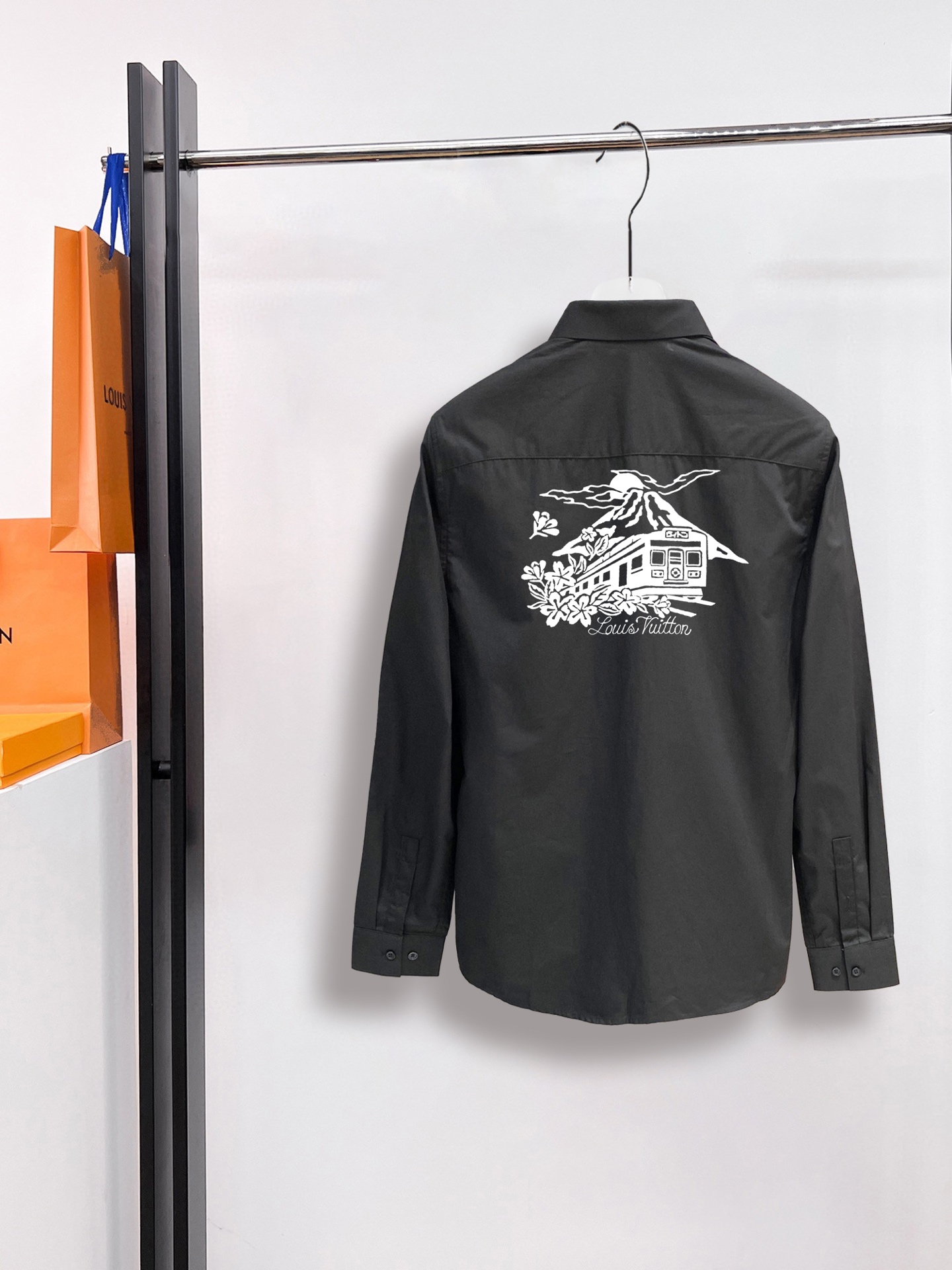 路易威登 最新款男士必备款长袖衬衫，100%天然棉，舒服透气，原单狠货，原版面料，柔软舒适，上身高端又奢