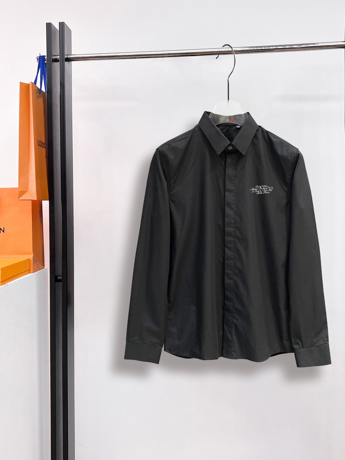 路易威登 最新款男士必备款长袖衬衫，100%天然棉，舒服透气，原单狠货，原版面料，柔软舒适，上身高端又奢