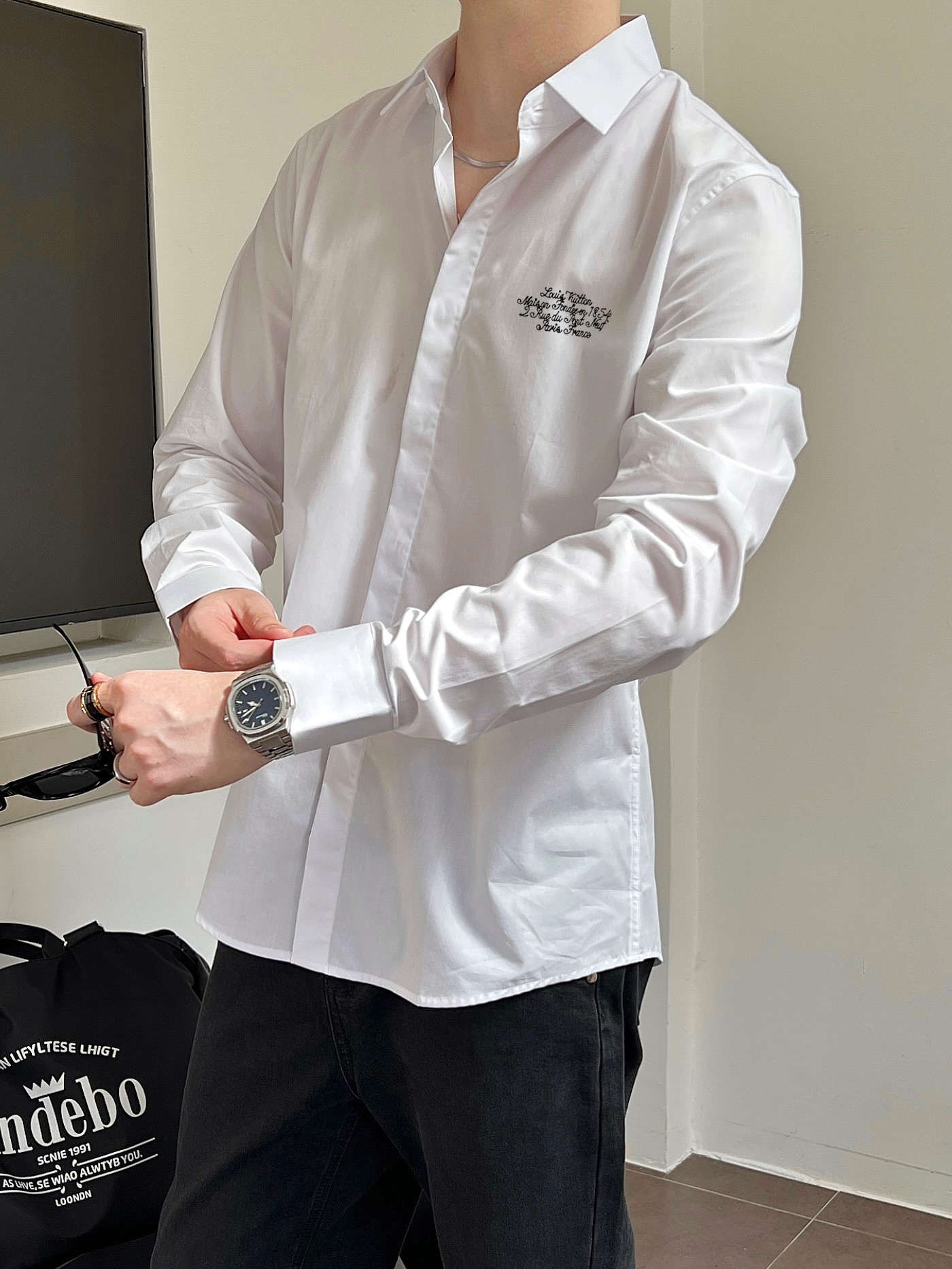 路易威登 最新款男士必备款长袖衬衫，100%天然棉，舒服透气，原单狠货，原版面料，柔软舒适，上身高端又奢