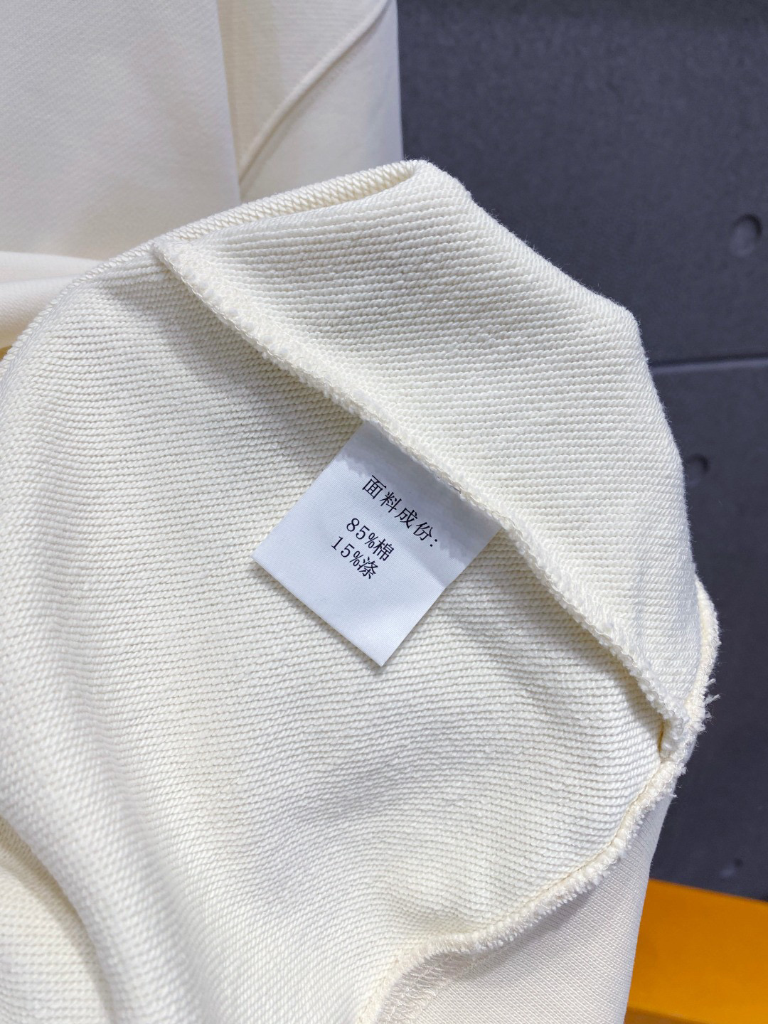 ￼ 拉布布 官网 新款潮牌字母印花双层重工字母图案不管是T桖还是卫衣都是每年的爆款单品 前幅大面积印花采